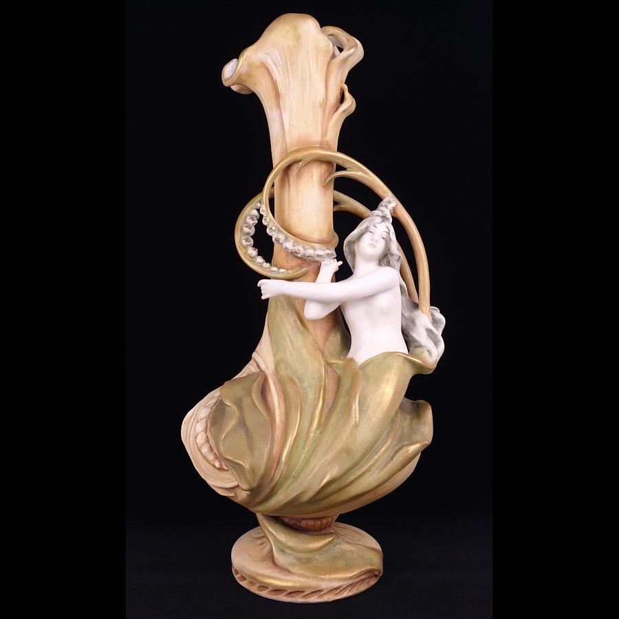 Porcelaine Magnifique paire de vases figuratifs Amphora Art Nouveau « Lily of the Valley », 1905 en vente