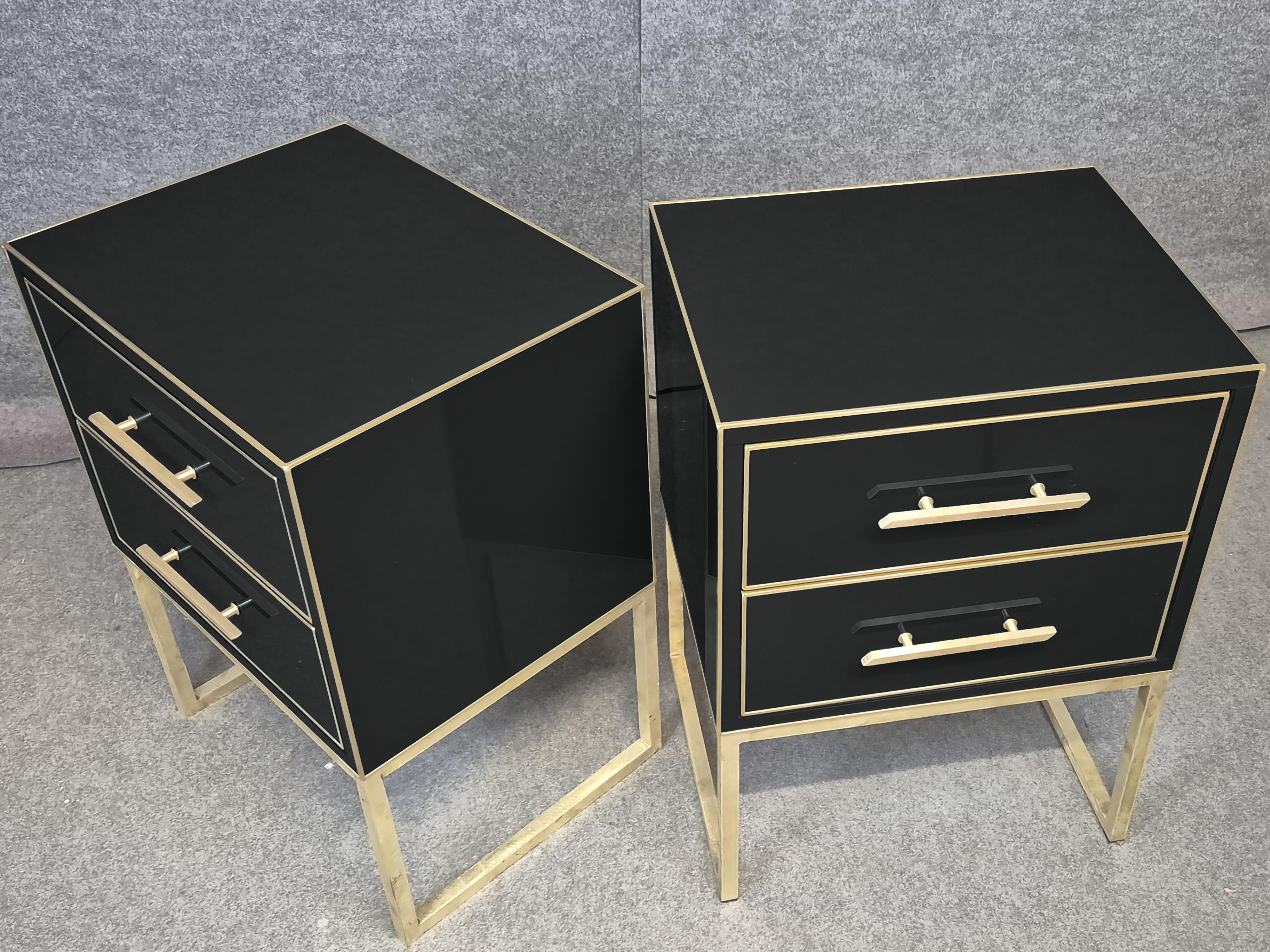 A magnificent pair of black Murano glass bedside tables, handmade in Italy, that embody the elegance of mid-century modern design and Italian craftsmanship.

These black Murano glass bedside tables feature a solid wood frame, luxurious velvet-lined