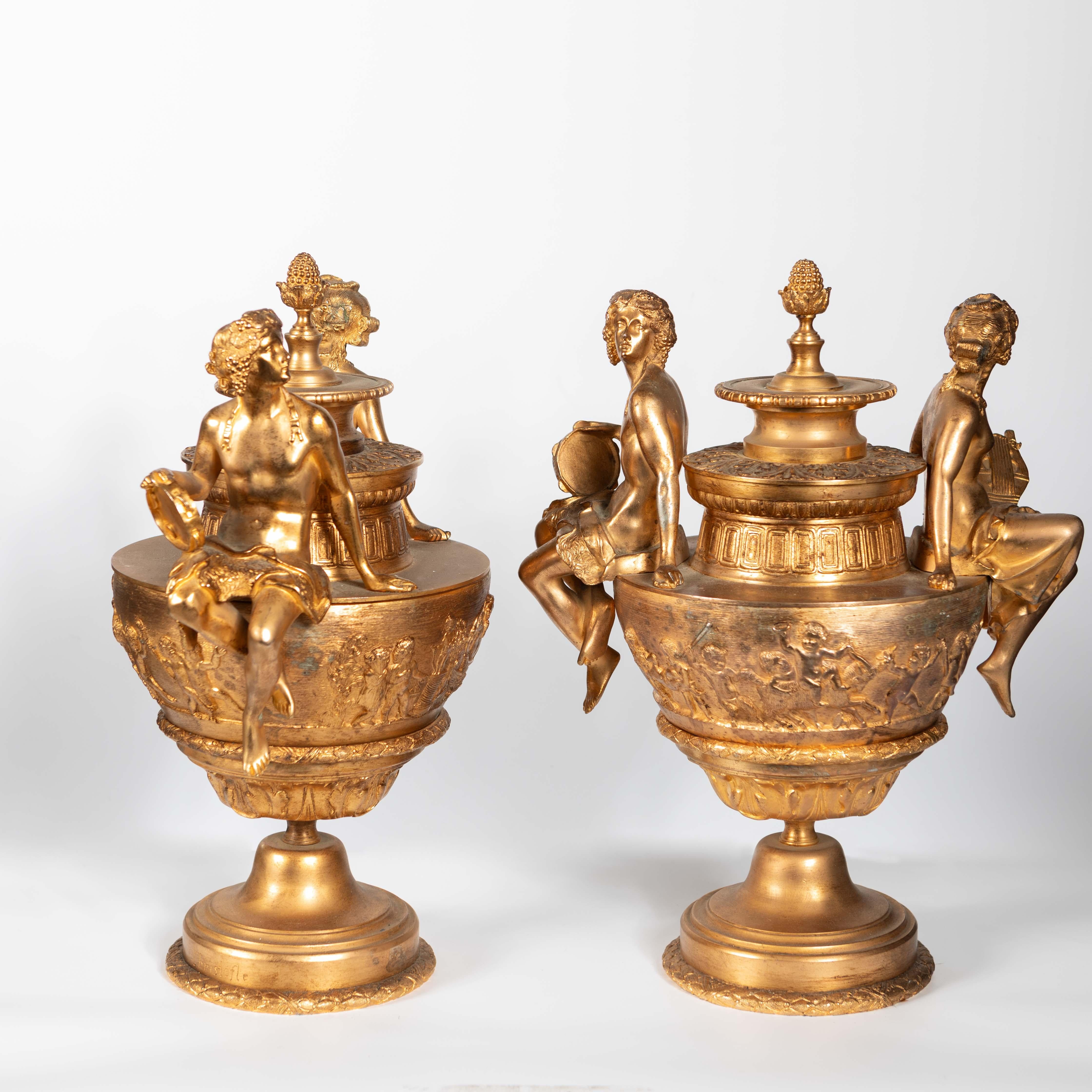 Prächtiges Paar neoklassizistischer Christofle-Urnenvasen aus vergoldeter Bronze und Basrelief aus Bronze (Chinesisch) im Angebot