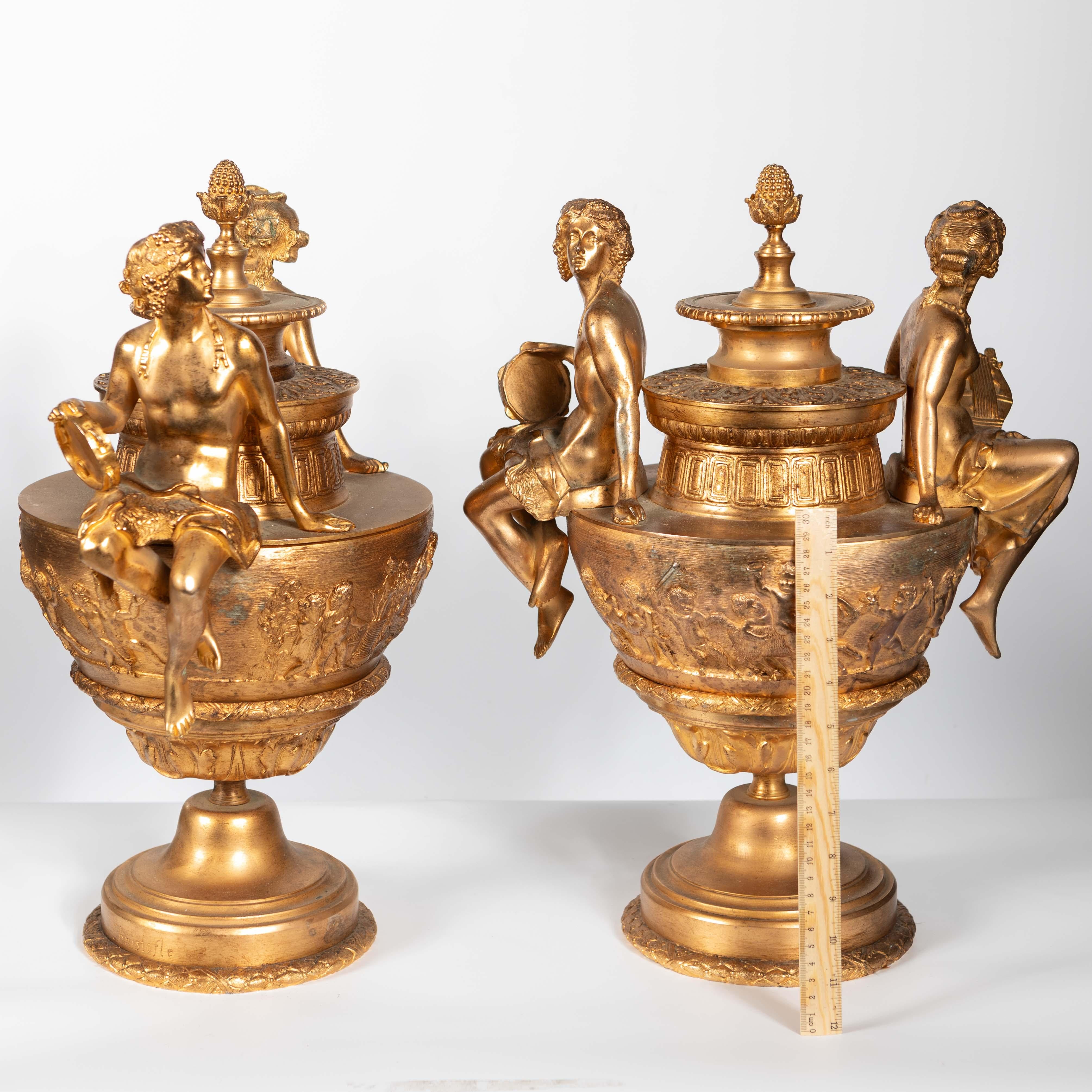 Prächtiges Paar neoklassizistischer Christofle-Urnenvasen aus vergoldeter Bronze und Basrelief aus Bronze (Vergoldet) im Angebot