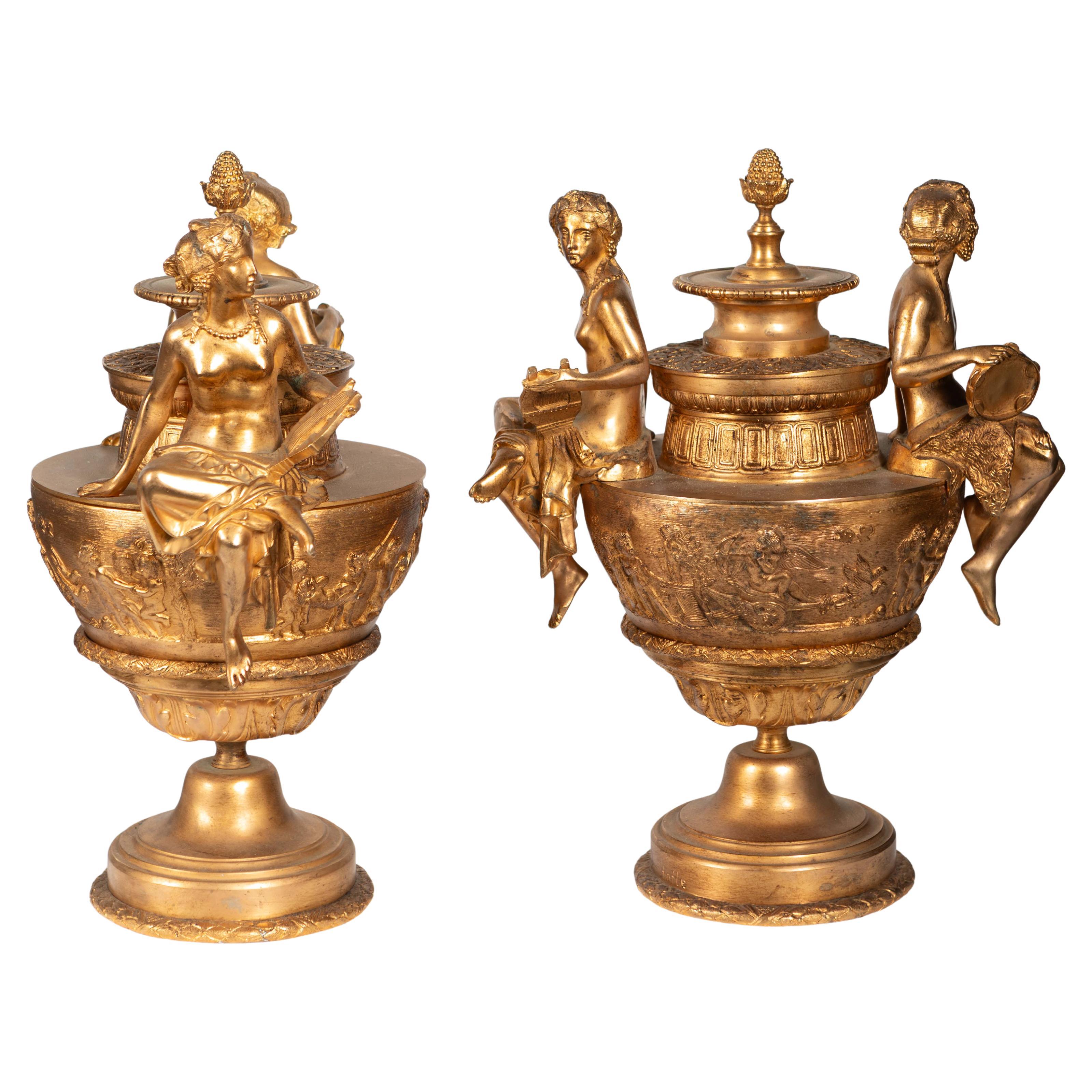 Prächtiges Paar neoklassizistischer Christofle-Urnenvasen aus vergoldeter Bronze und Basrelief aus Bronze