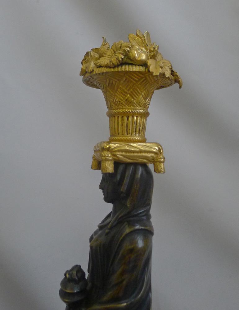 Magnifique paire de chandeliers figuratifs de style Régence anglaise, à la manière de Thomas Hope. La vestale en bronze patiné en tenue classique, superbement modelée, moulée et finie, repose sur une base circulaire en bronze doré décorée sur son