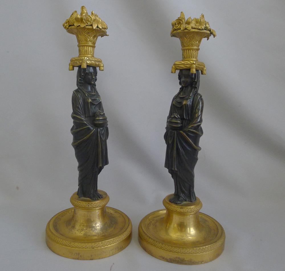 Anglais Magnifique paire de chandeliers figuratifs de style Régence anglaise, dans le style de l'espoir en vente