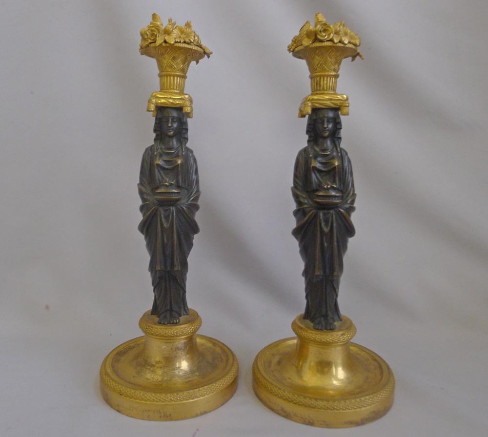 Patiné Magnifique paire de chandeliers figuratifs de style Régence anglaise, dans le style de l'espoir en vente