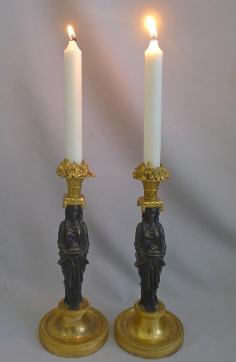 Magnifique paire de chandeliers figuratifs de style Régence anglaise, dans le style de l'espoir Bon état - En vente à London, GB