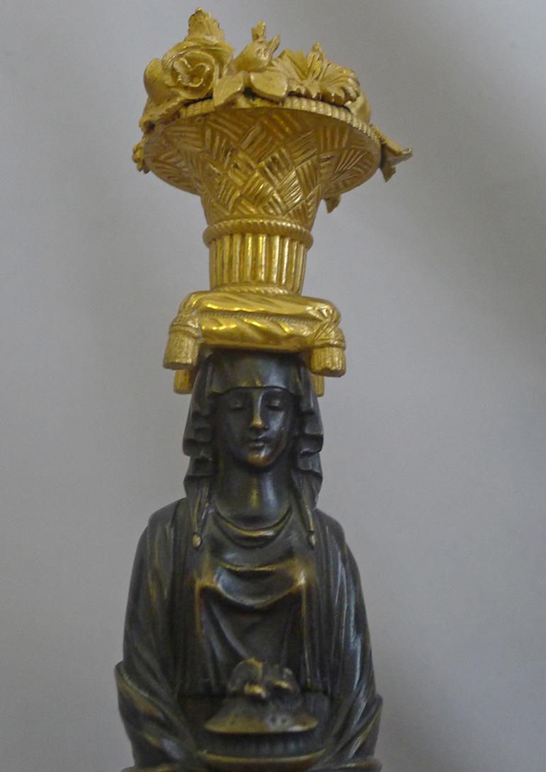 Bronze Magnifique paire de chandeliers figuratifs de style Régence anglaise, dans le style de l'espoir en vente