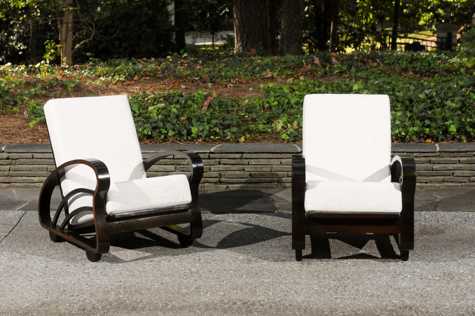 Ces magnifiques chaises longues sont expédiées telles qu'elles ont été photographiées par des professionnels et décrites dans le texte de l'annonce : Méticuleusement restaurées et tapissées par des professionnels. Un service de tissu sur mesure est