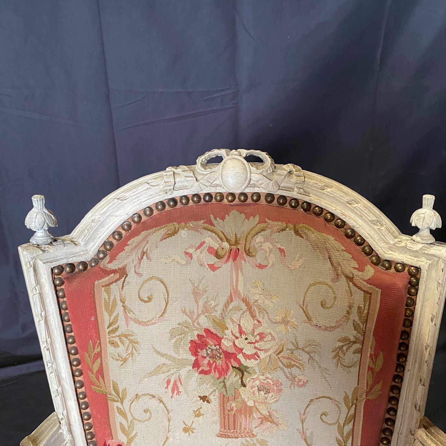 Prächtiges Paar französischer Aubusson-Wandteppich- und geschnitzter Fauteuil-Sessel aus Holz im Angebot 7