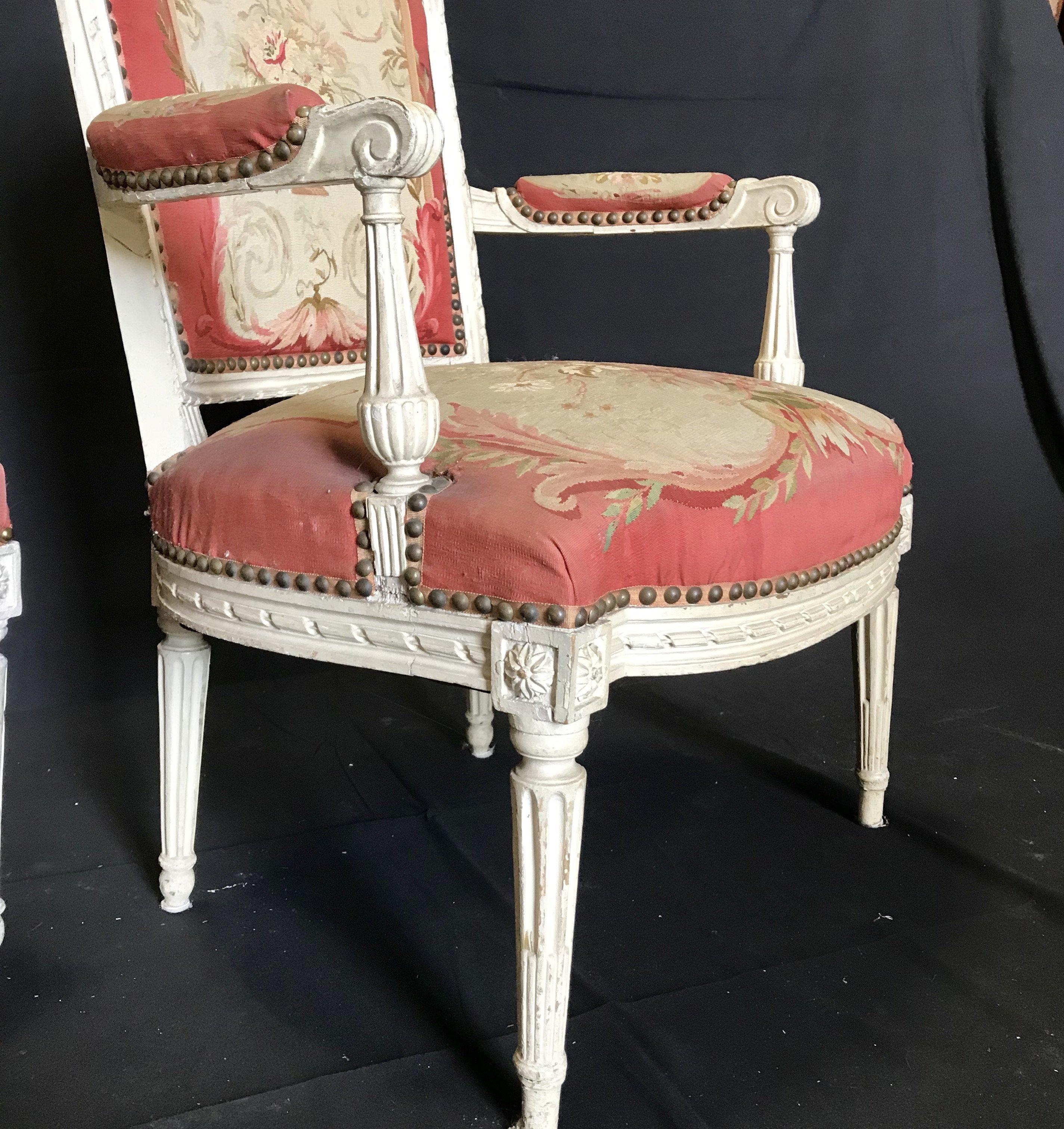 Prächtiges Paar französischer Aubusson-Wandteppich- und geschnitzter Fauteuil-Sessel aus Holz im Angebot 4