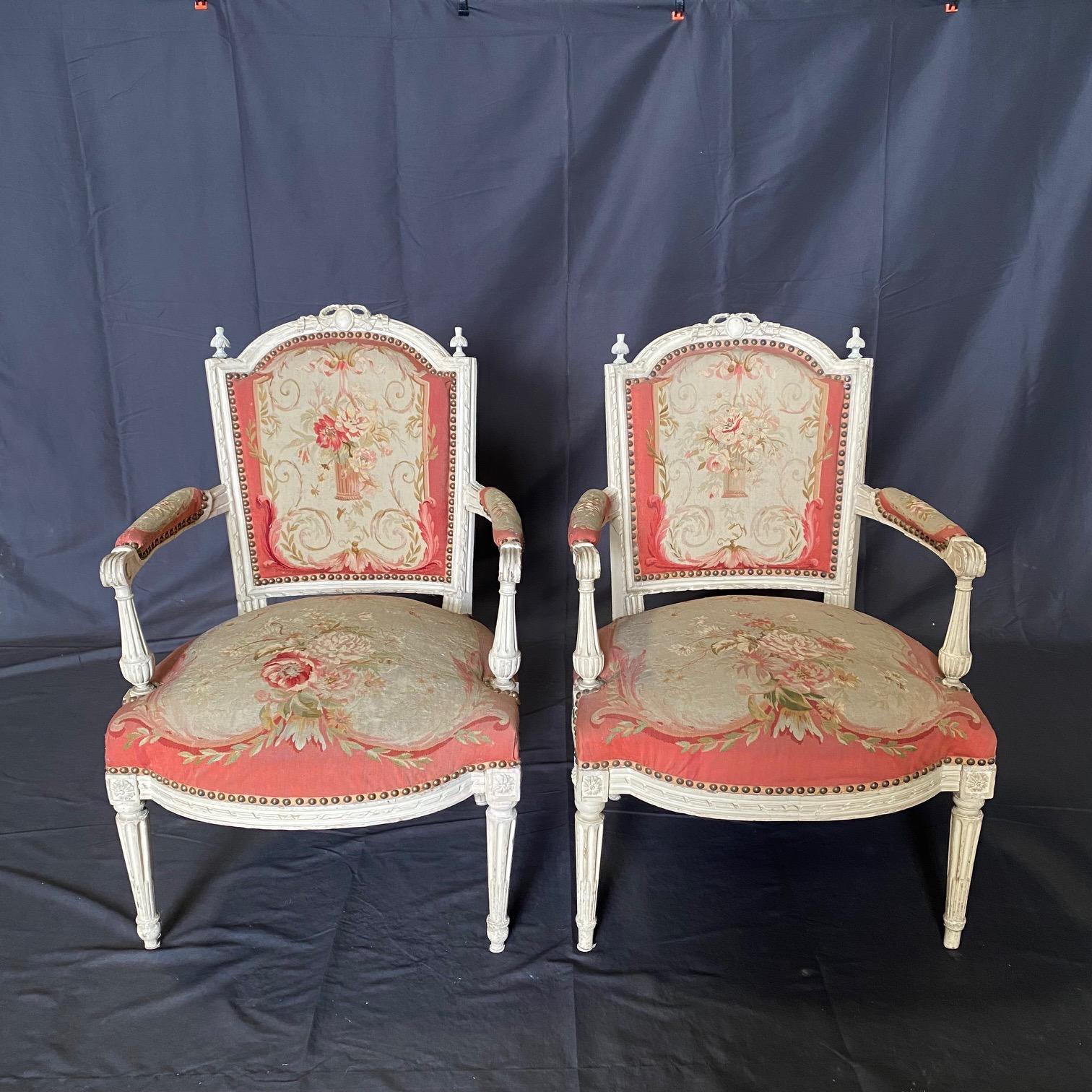 Prächtiges Paar französischer Aubusson-Wandteppich- und geschnitzter Fauteuil-Sessel aus Holz im Angebot 8
