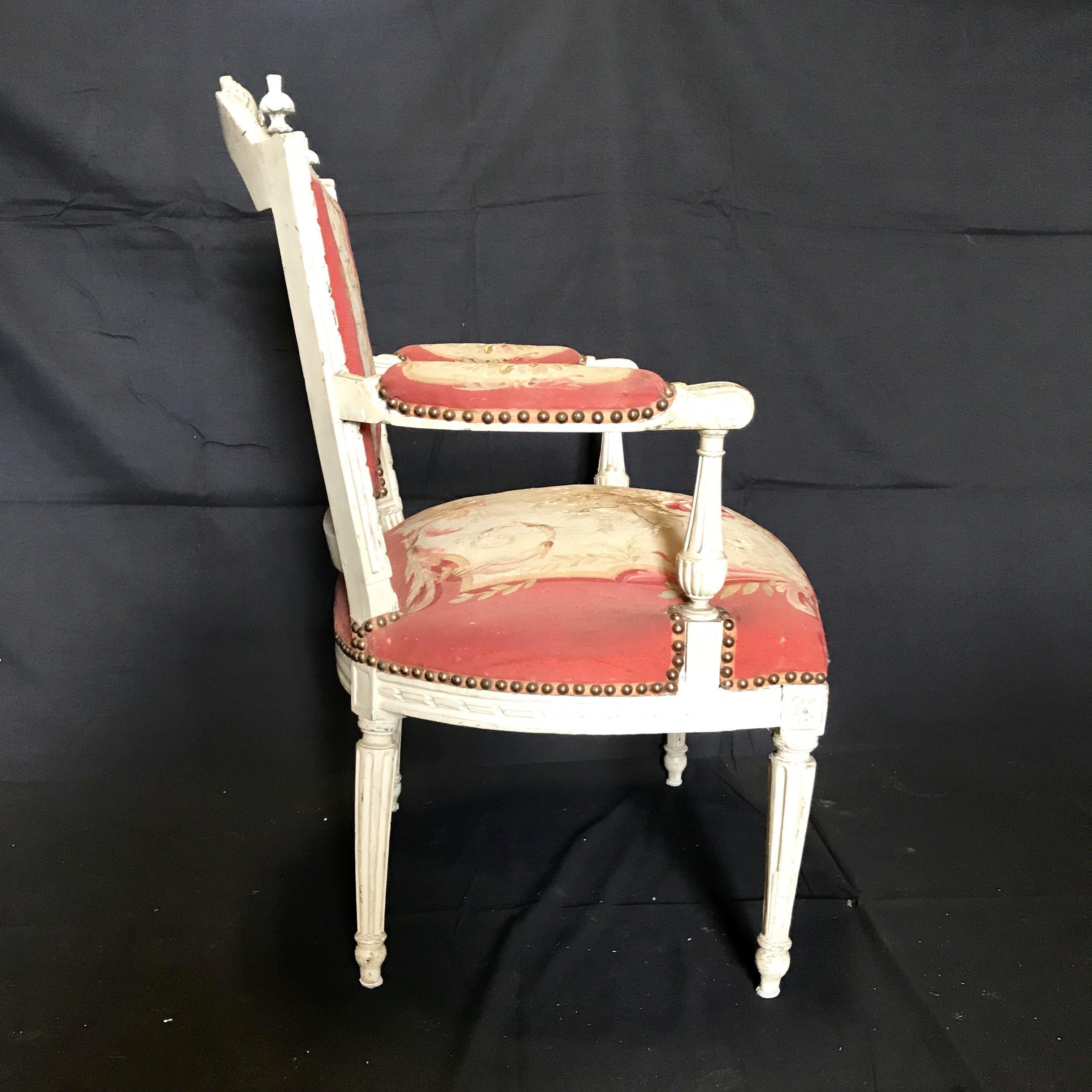 Prächtiges Paar französischer Aubusson-Wandteppich- und geschnitzter Fauteuil-Sessel aus Holz im Angebot 5