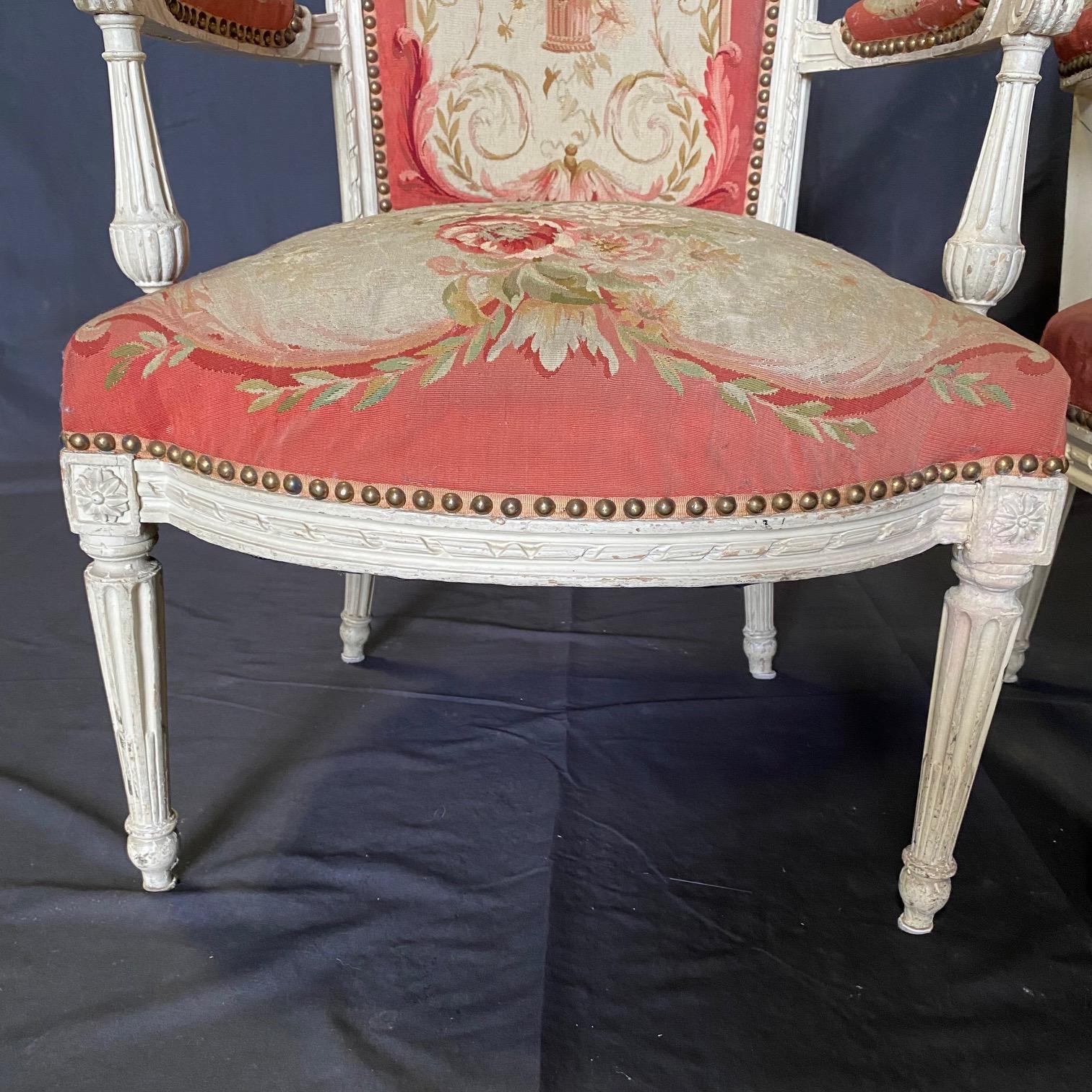 Prächtiges Paar französischer Aubusson-Wandteppich- und geschnitzter Fauteuil-Sessel aus Holz im Angebot 9