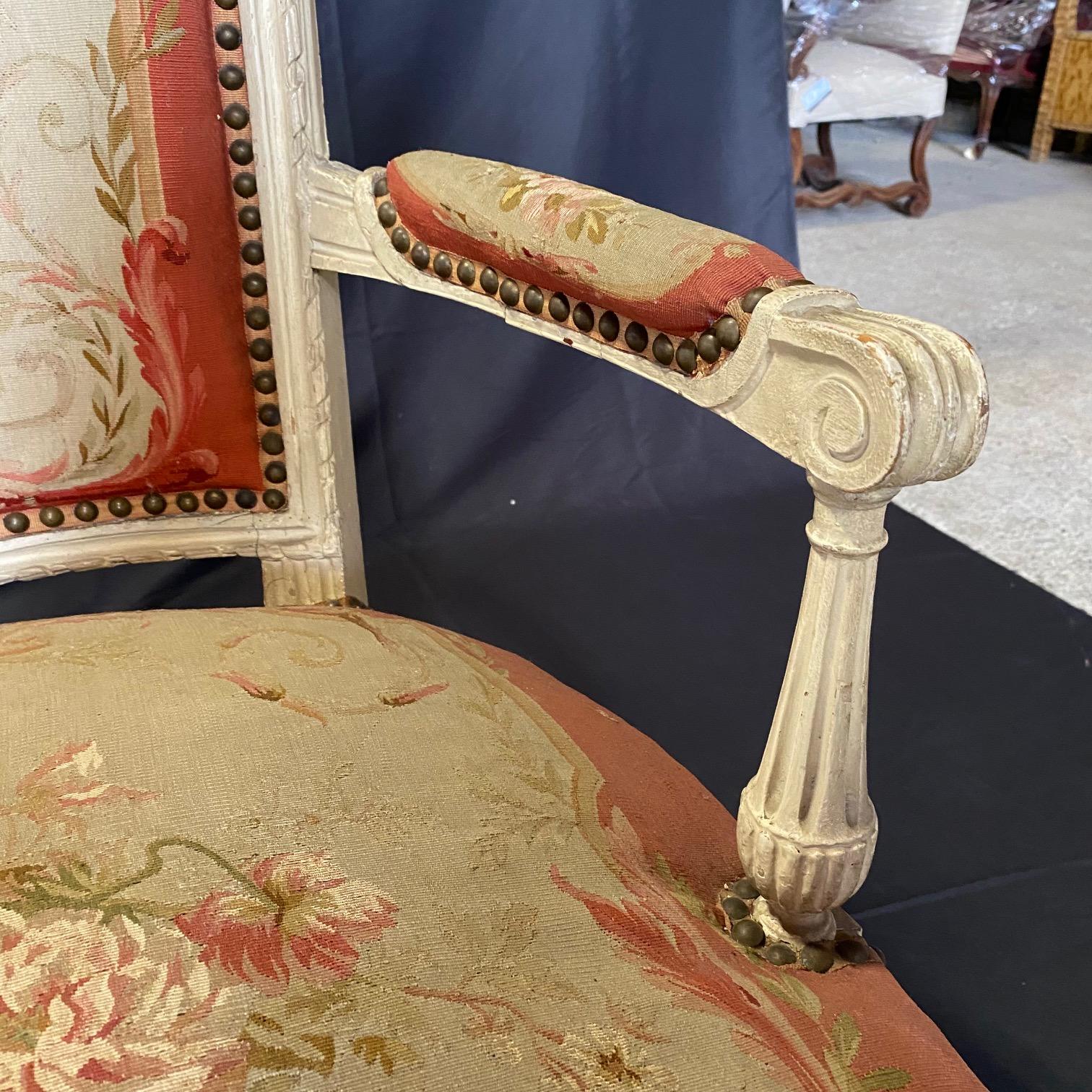 Prächtiges Paar französischer Aubusson-Wandteppich- und geschnitzter Fauteuil-Sessel aus Holz im Angebot 10