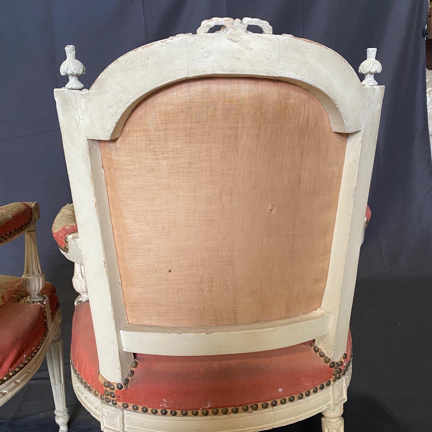 Prächtiges Paar französischer Aubusson-Wandteppich- und geschnitzter Fauteuil-Sessel aus Holz im Angebot 11
