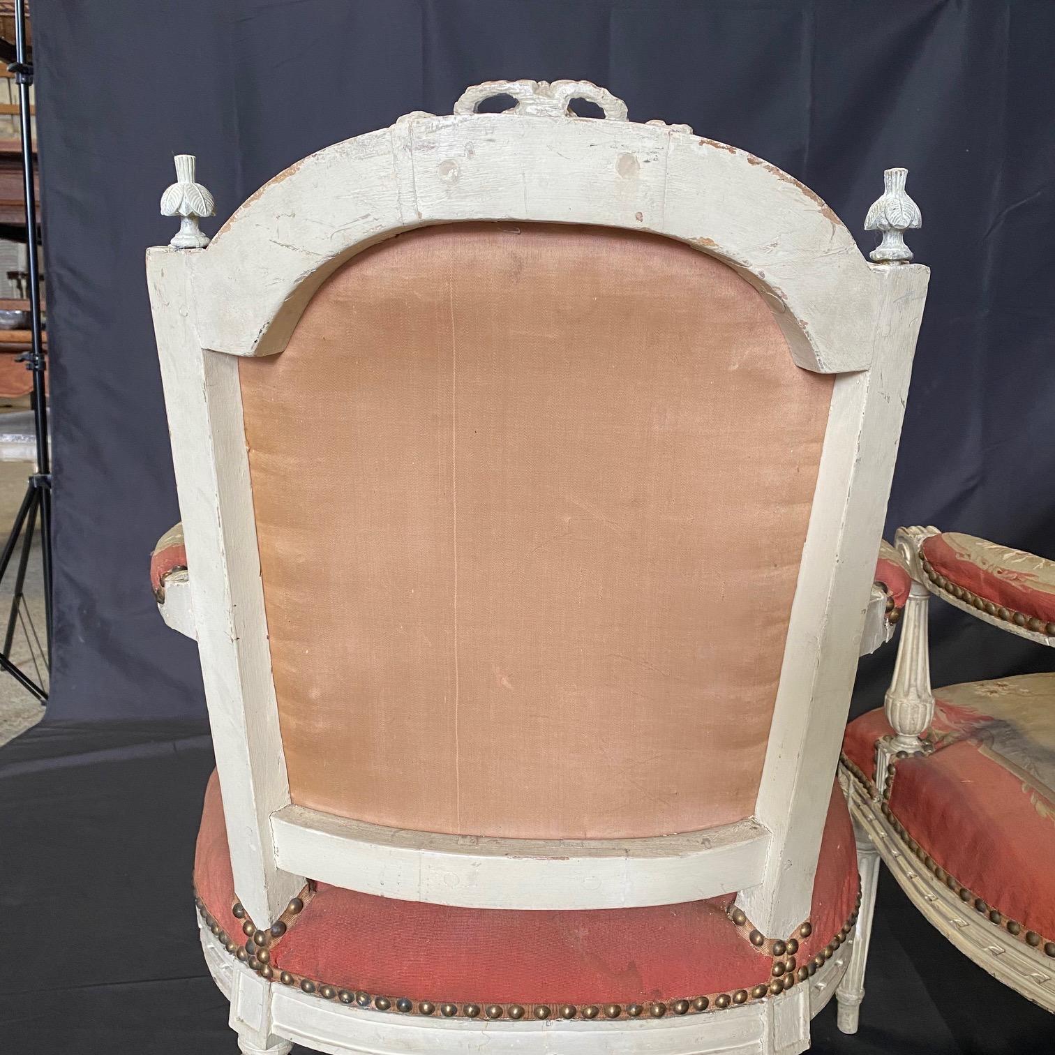 Prächtiges Paar französischer Aubusson-Wandteppich- und geschnitzter Fauteuil-Sessel aus Holz im Angebot 13