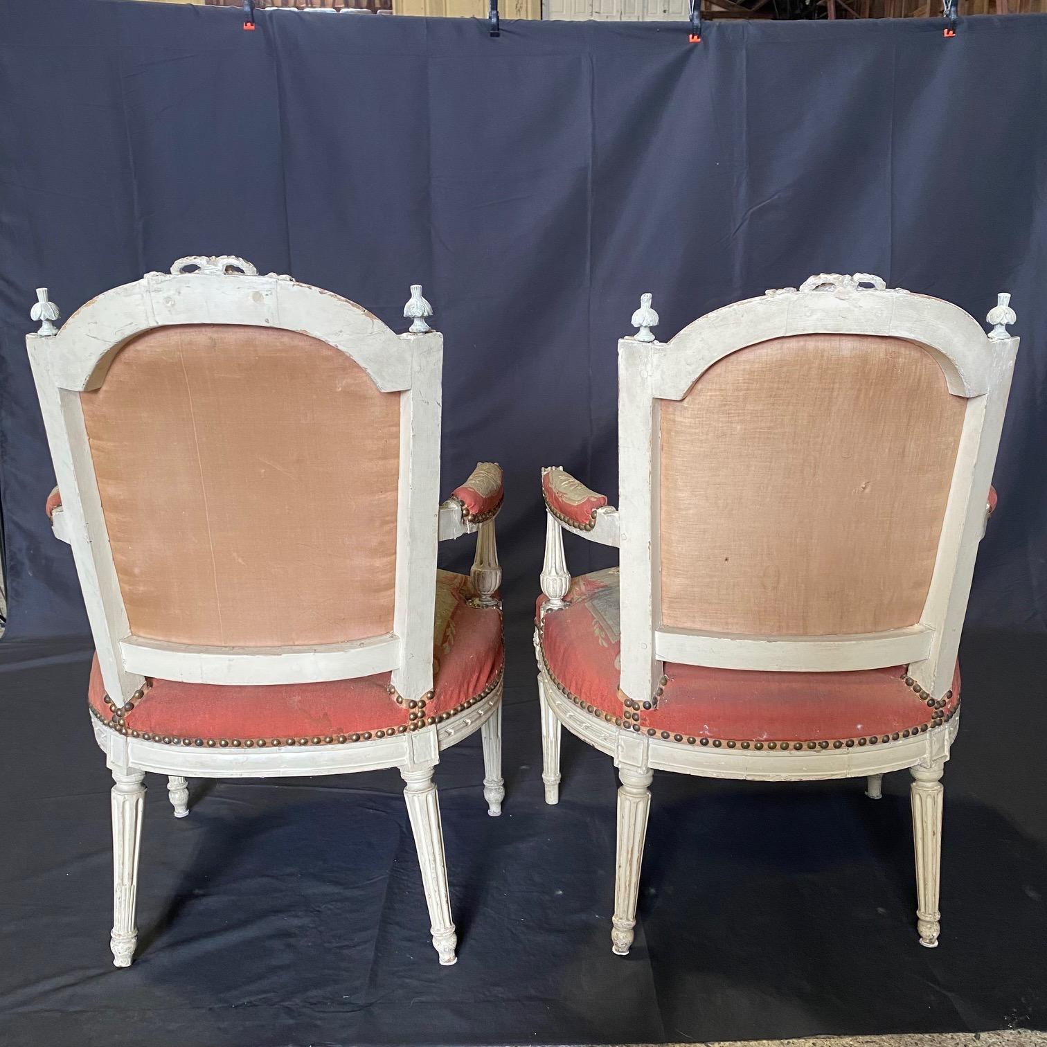 Prächtiges Paar französischer Aubusson-Wandteppich- und geschnitzter Fauteuil-Sessel aus Holz im Angebot 14