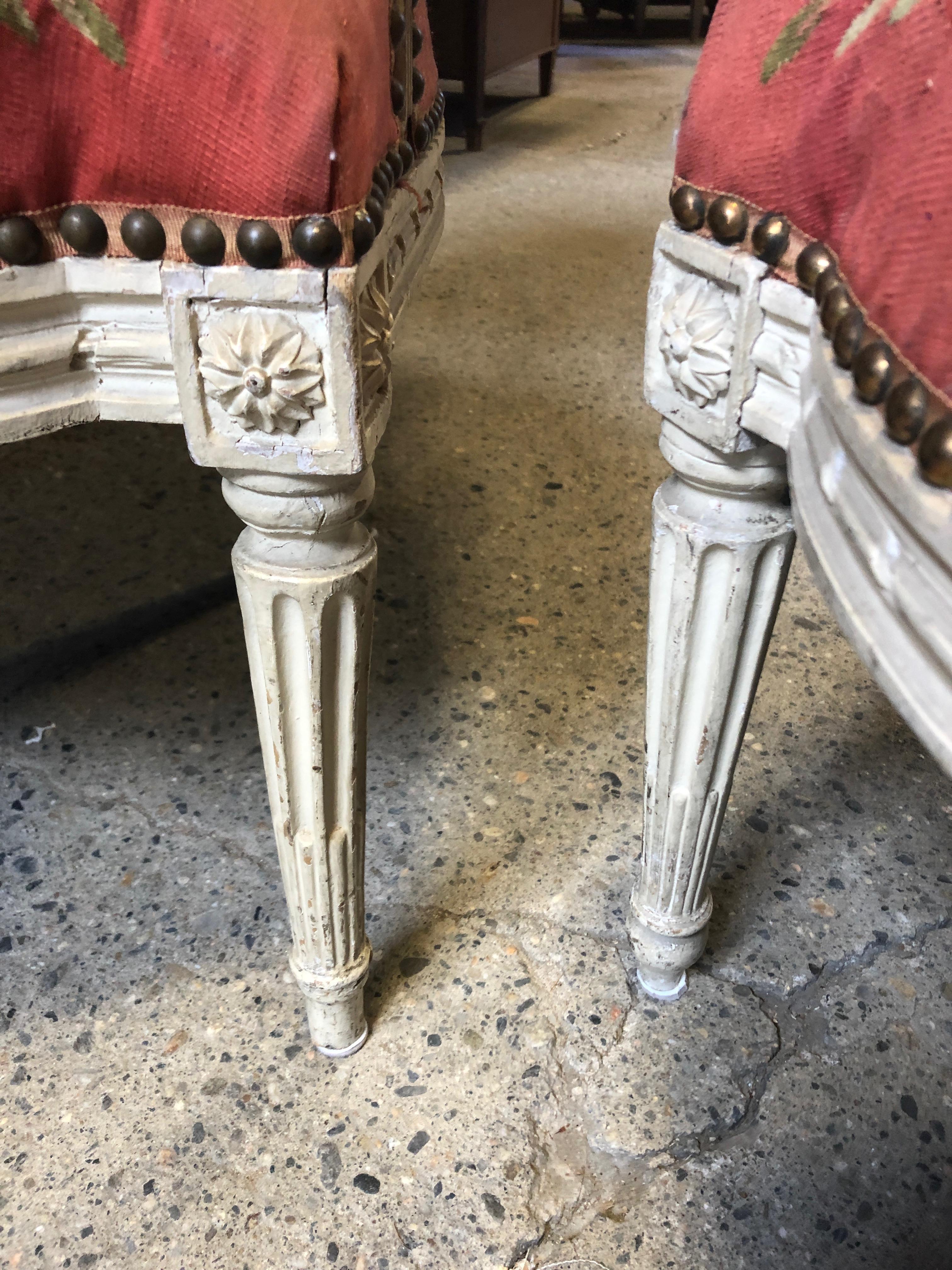 Magnifica coppia di poltrone Fauteuil francesi con arazzo Aubusson e legno intagliato in vendita 1