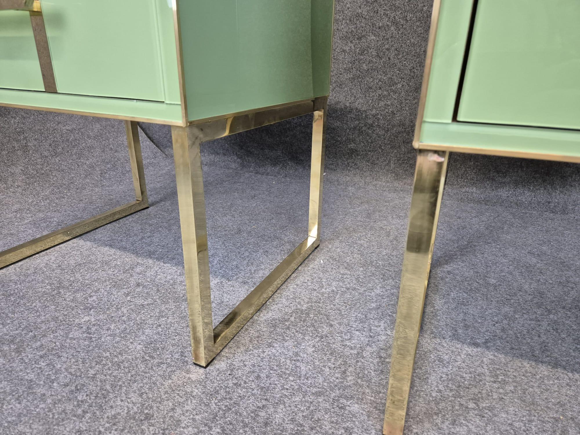 Prächtiges Paar Nachttische aus grünem Muranoglas Made in Italy erhältlich (Zeitgenössisch) im Angebot