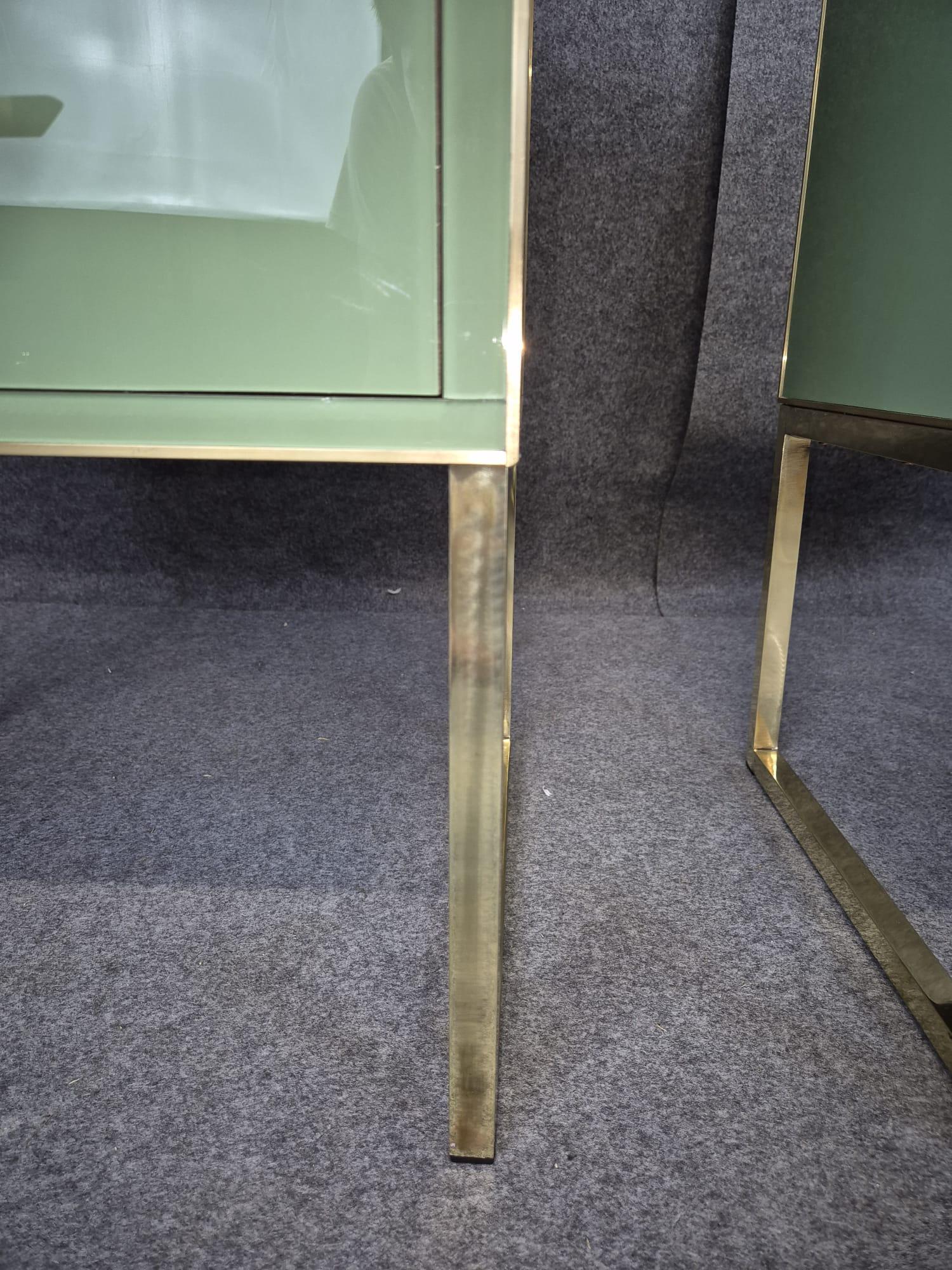 Prächtiges Paar Nachttische aus grünem Muranoglas Made in Italy erhältlich (Italian) im Angebot