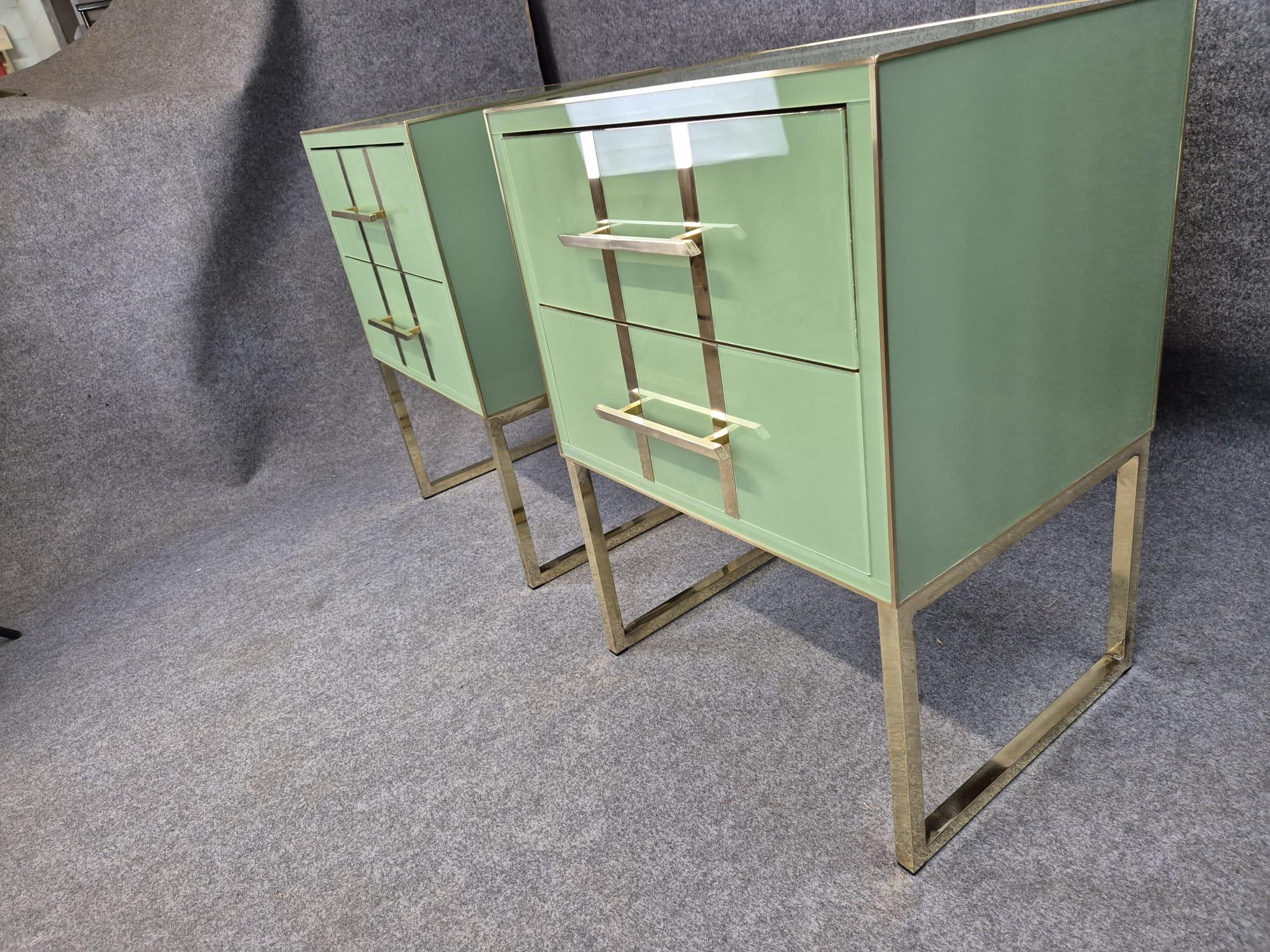 Prächtiges Paar Nachttische aus grünem Muranoglas Made in Italy erhältlich (Holzarbeit) im Angebot