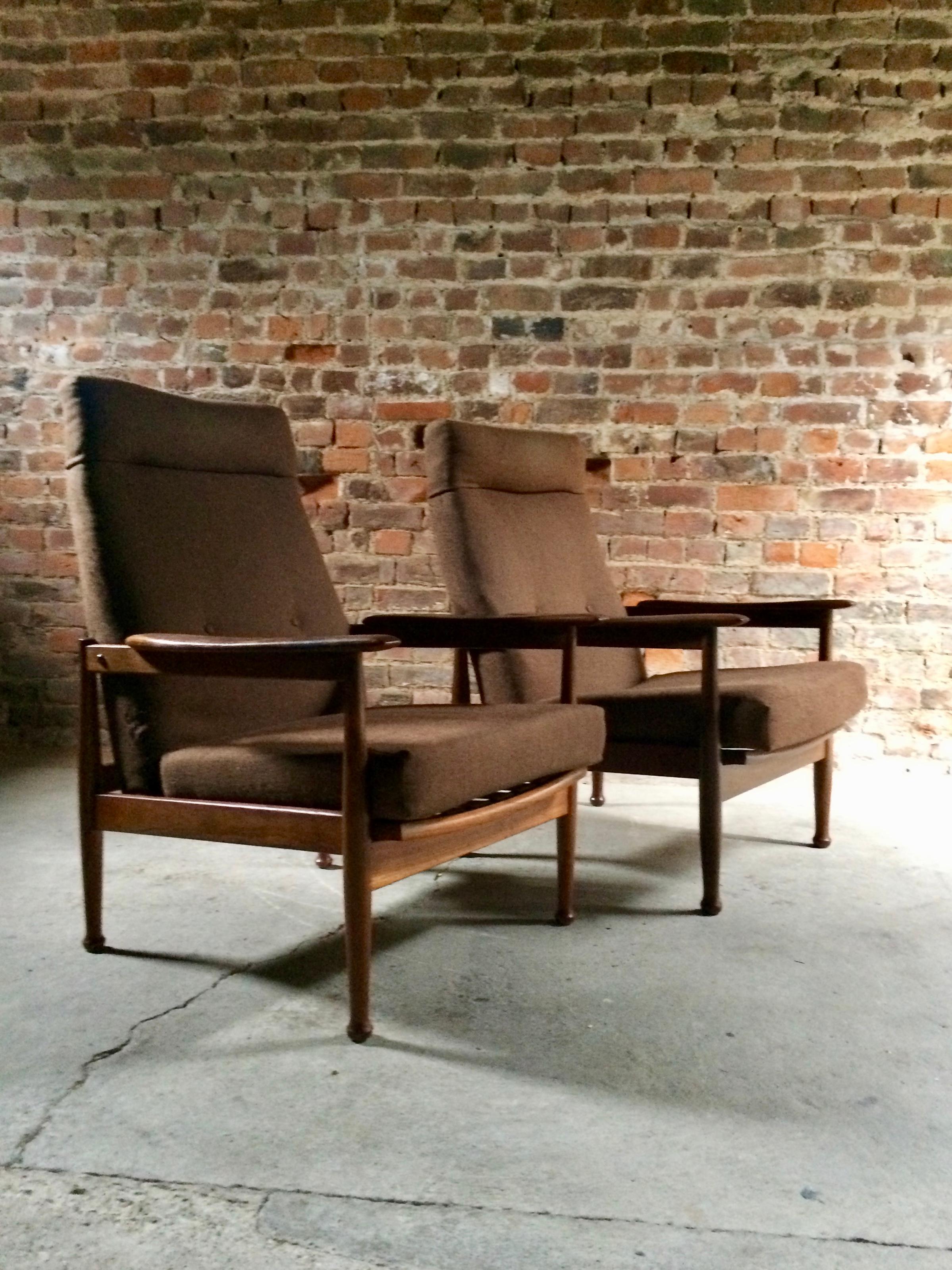 Magnificent Pair of Guy Rogers Style Teak Recliner Armchairs Manhattan Design In Good Condition In Longdon, Tewkesbury