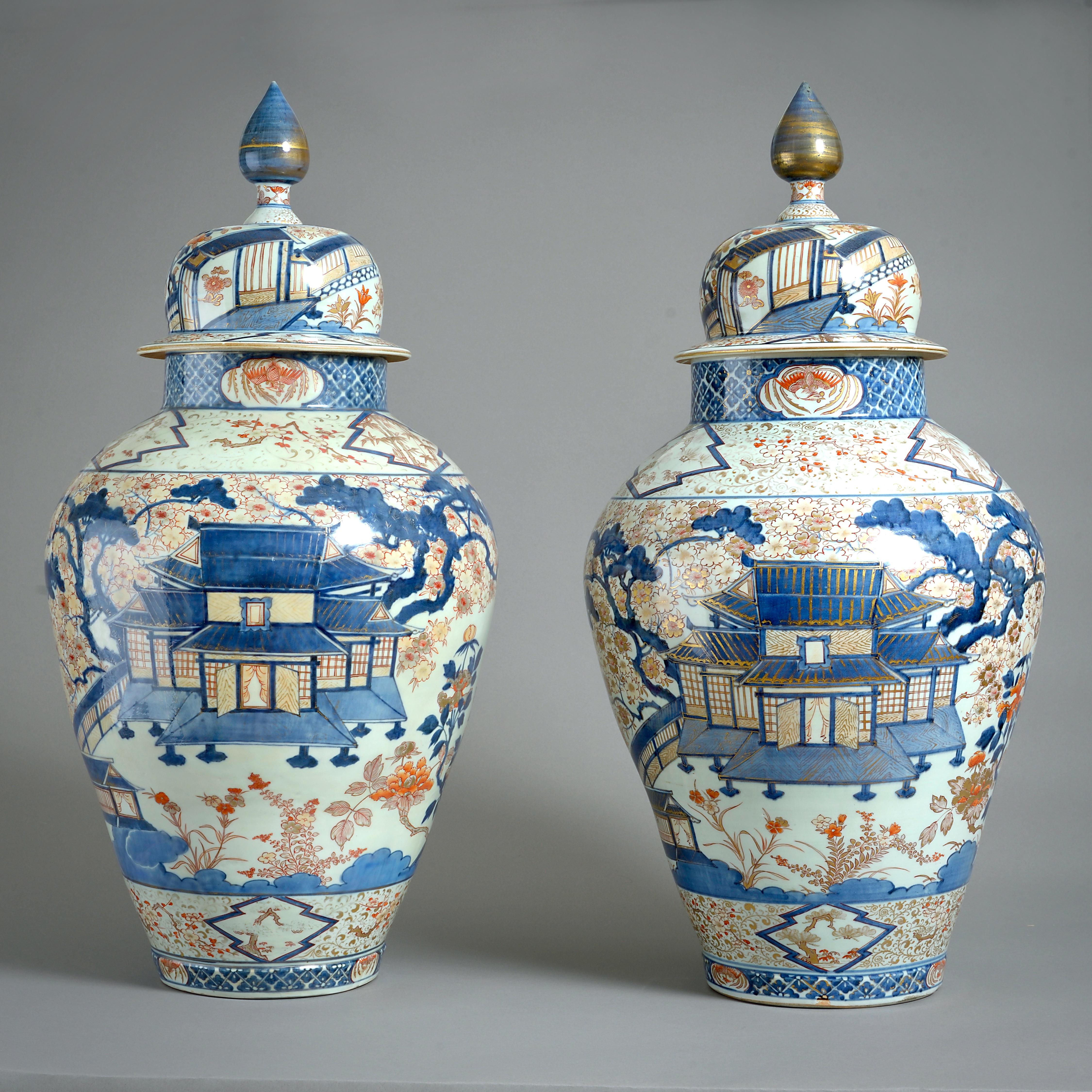 UNE MAGNIFIQUE PAIRE DE VASES JAPONAIS IMARI, VERS 1700.

Collectional : collection privée, Berwickshire.