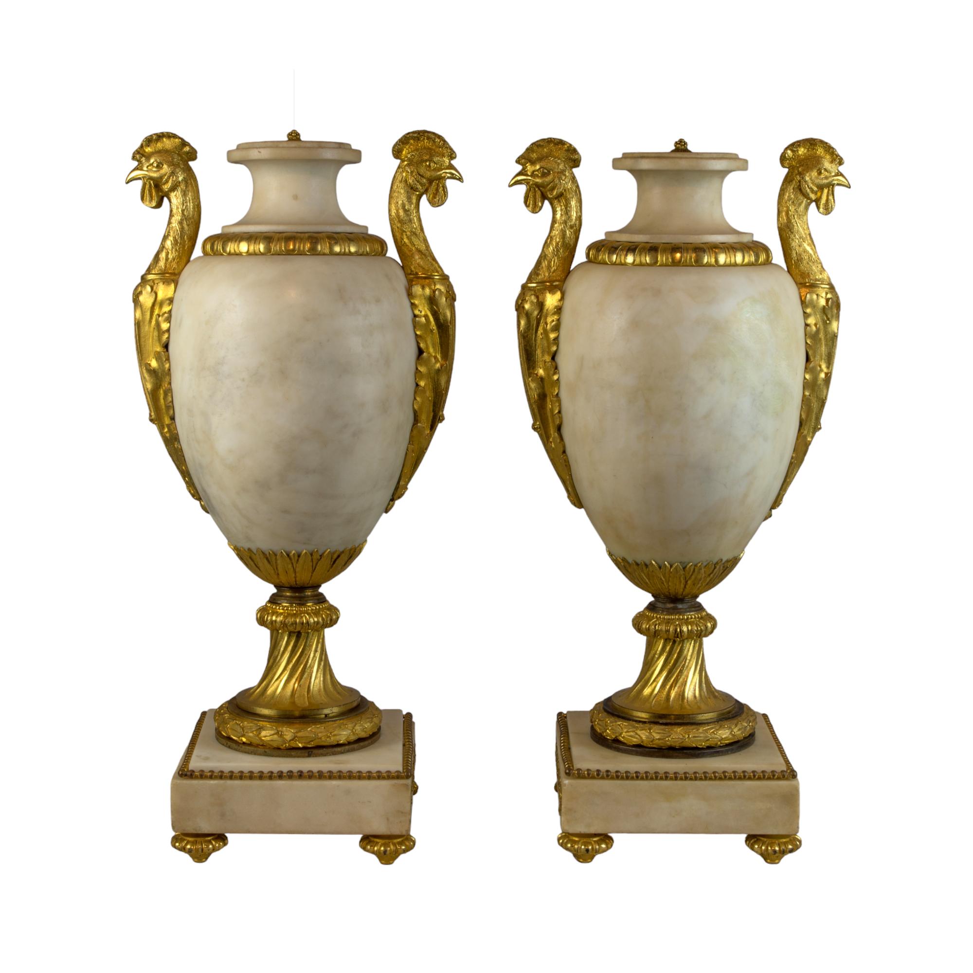 Prächtiges Paar Urnen aus weißem Marmor im Louis-XVI.-Stil mit vergoldeter Bronzebeschlägen (Französisch) im Angebot