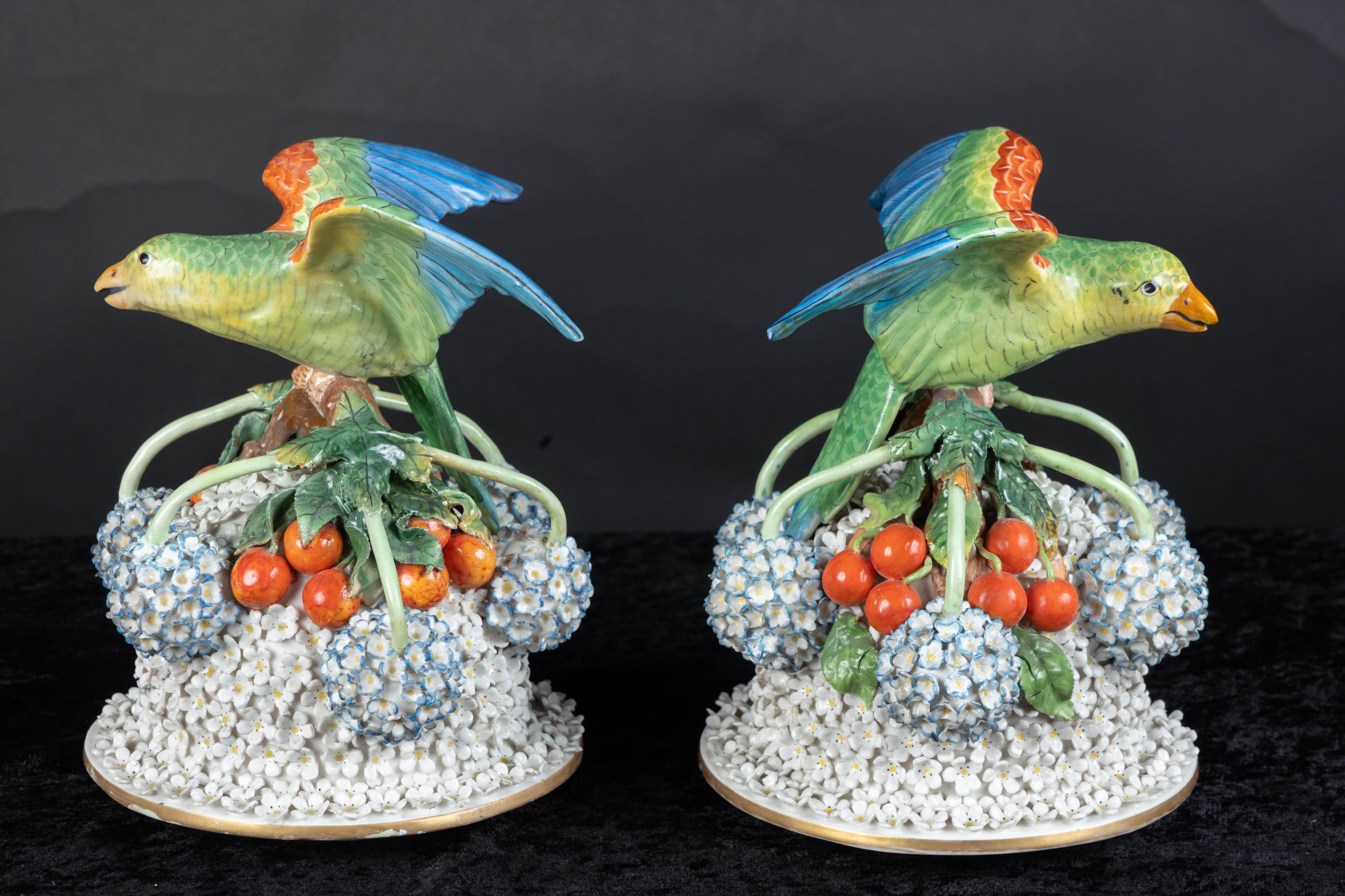 Allemand Magnifique paire de vases couverts en porcelaine de Meissen Snowball, marqués en vente