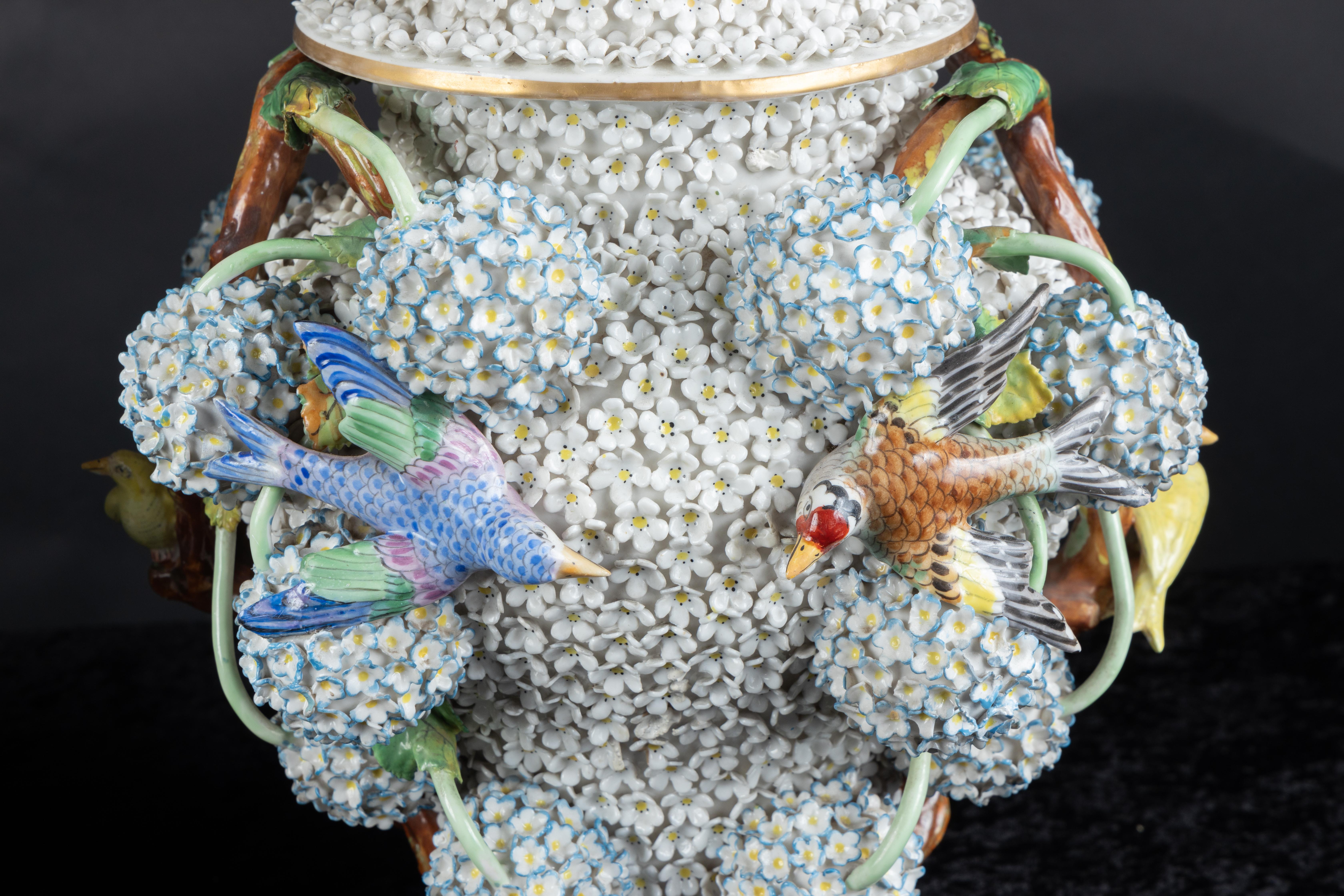 Porcelaine Magnifique paire de vases couverts en porcelaine de Meissen Snowball, marqués en vente