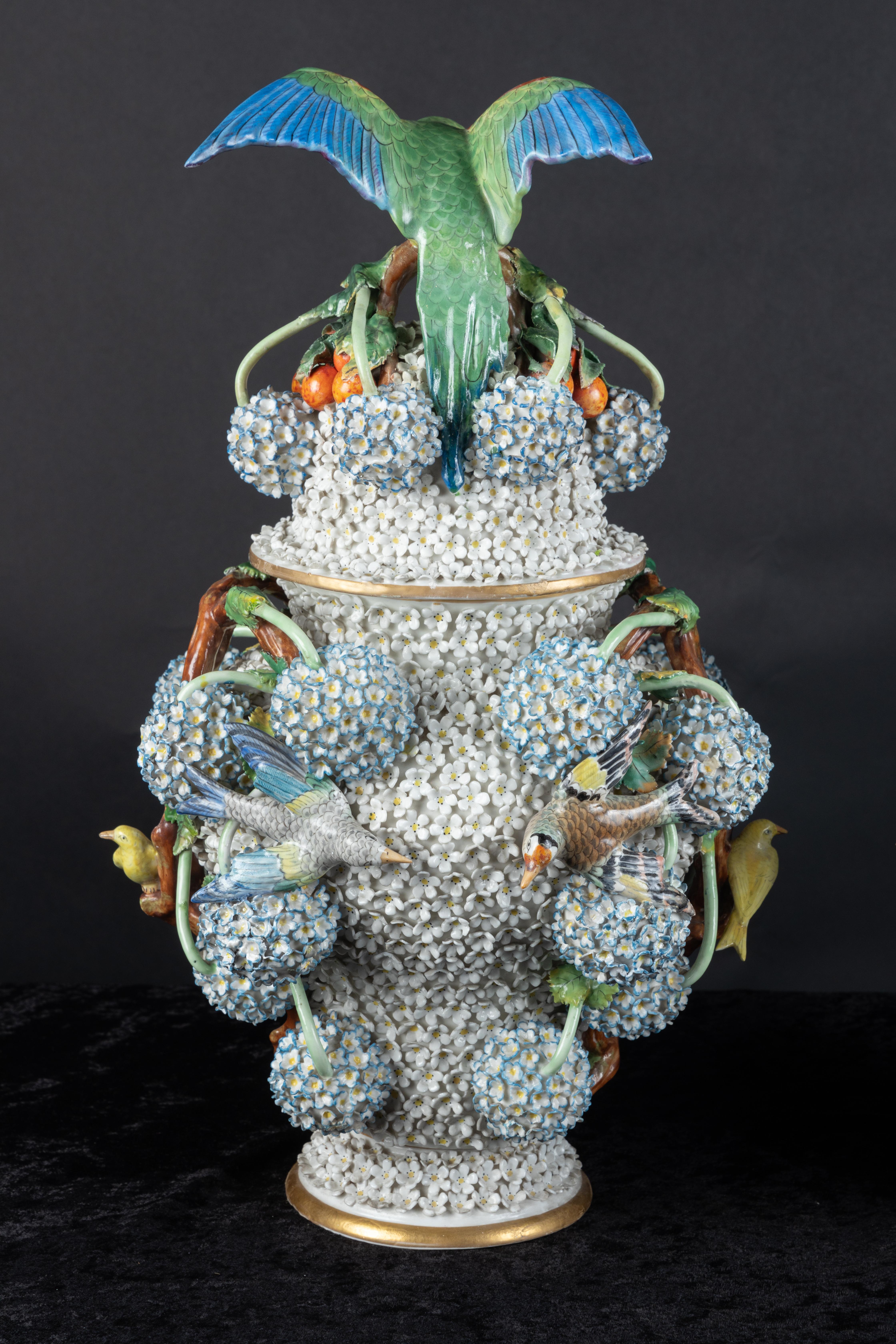 Magnifique paire de vases couverts en porcelaine de Meissen Snowball, marqués en vente 2