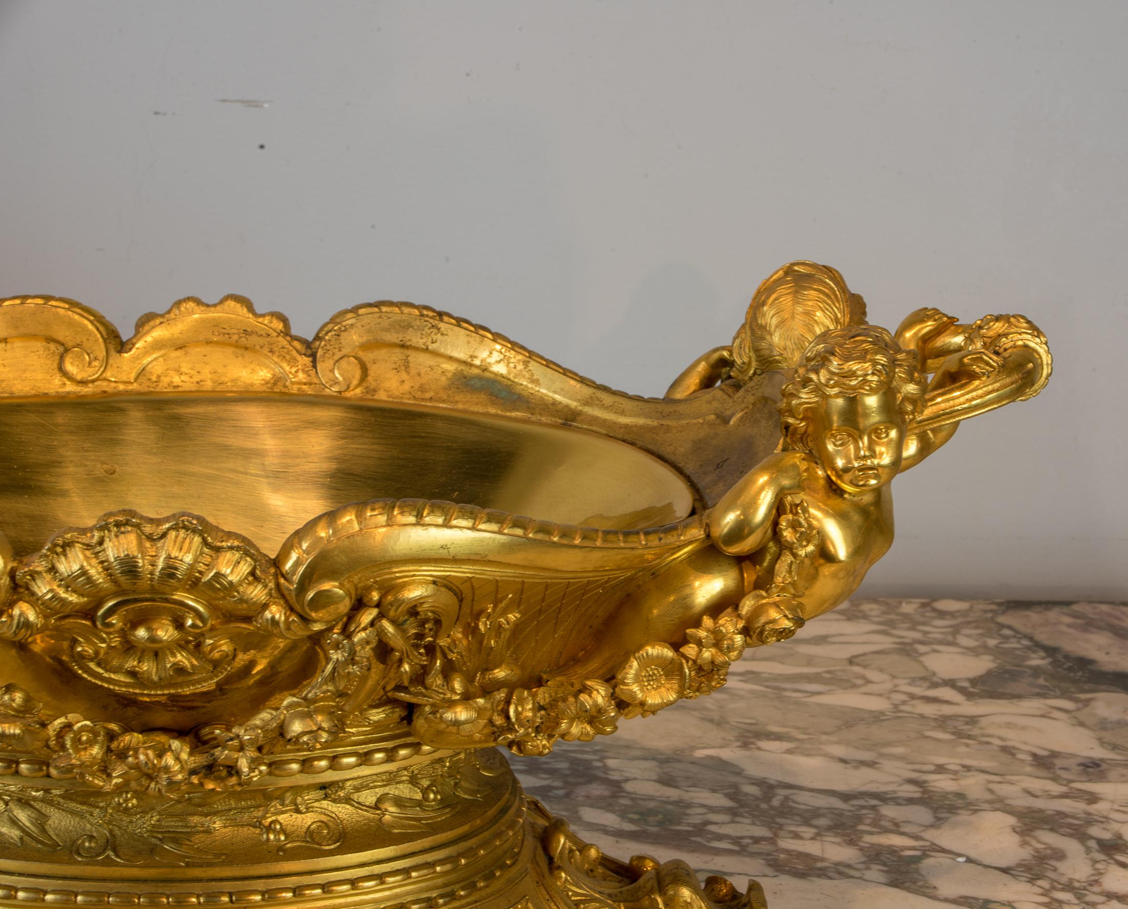 Français Magnifique paire de jardinières Napoléon III en bronze doré en vente