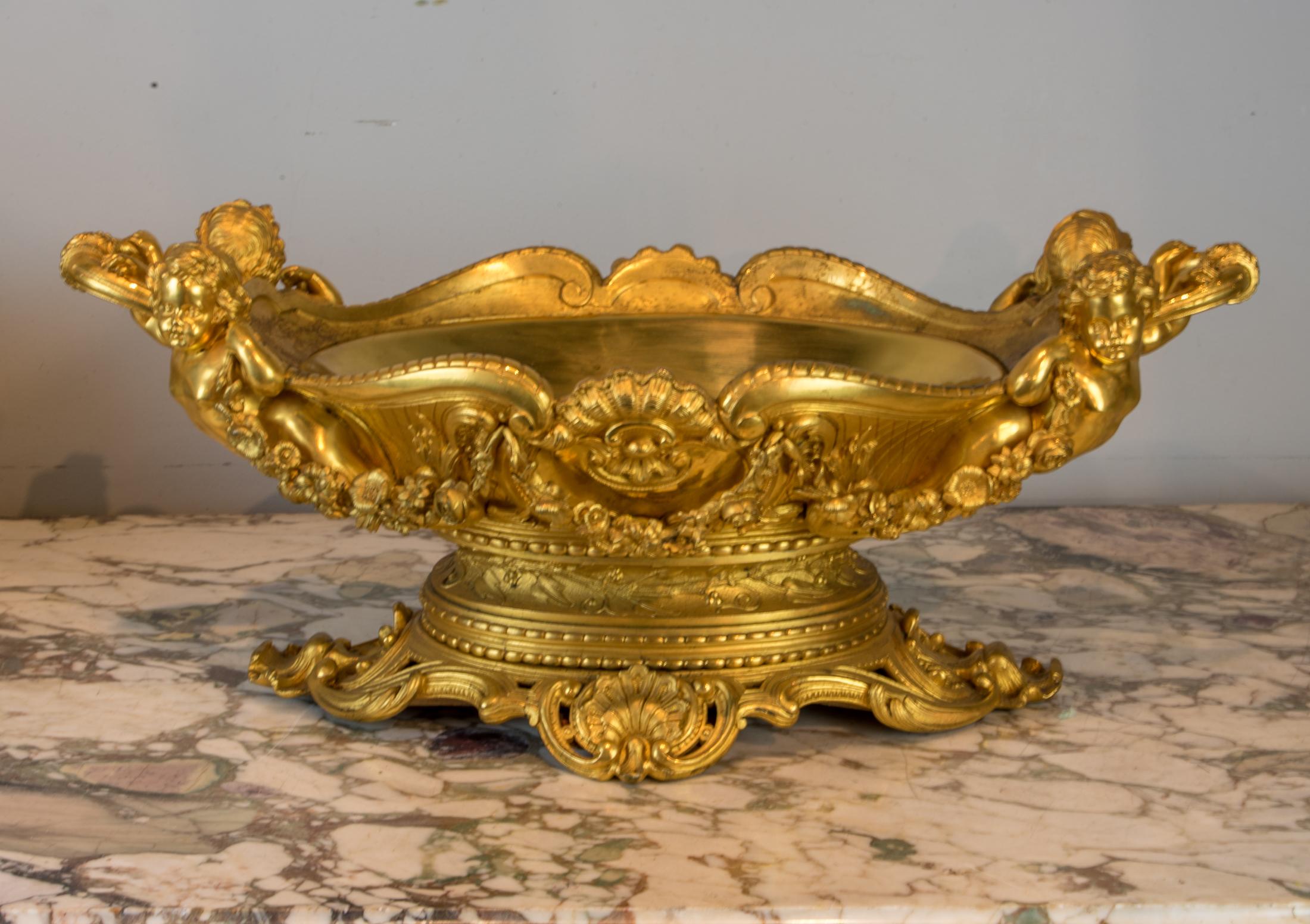 Doré Magnifique paire de jardinières Napoléon III en bronze doré en vente