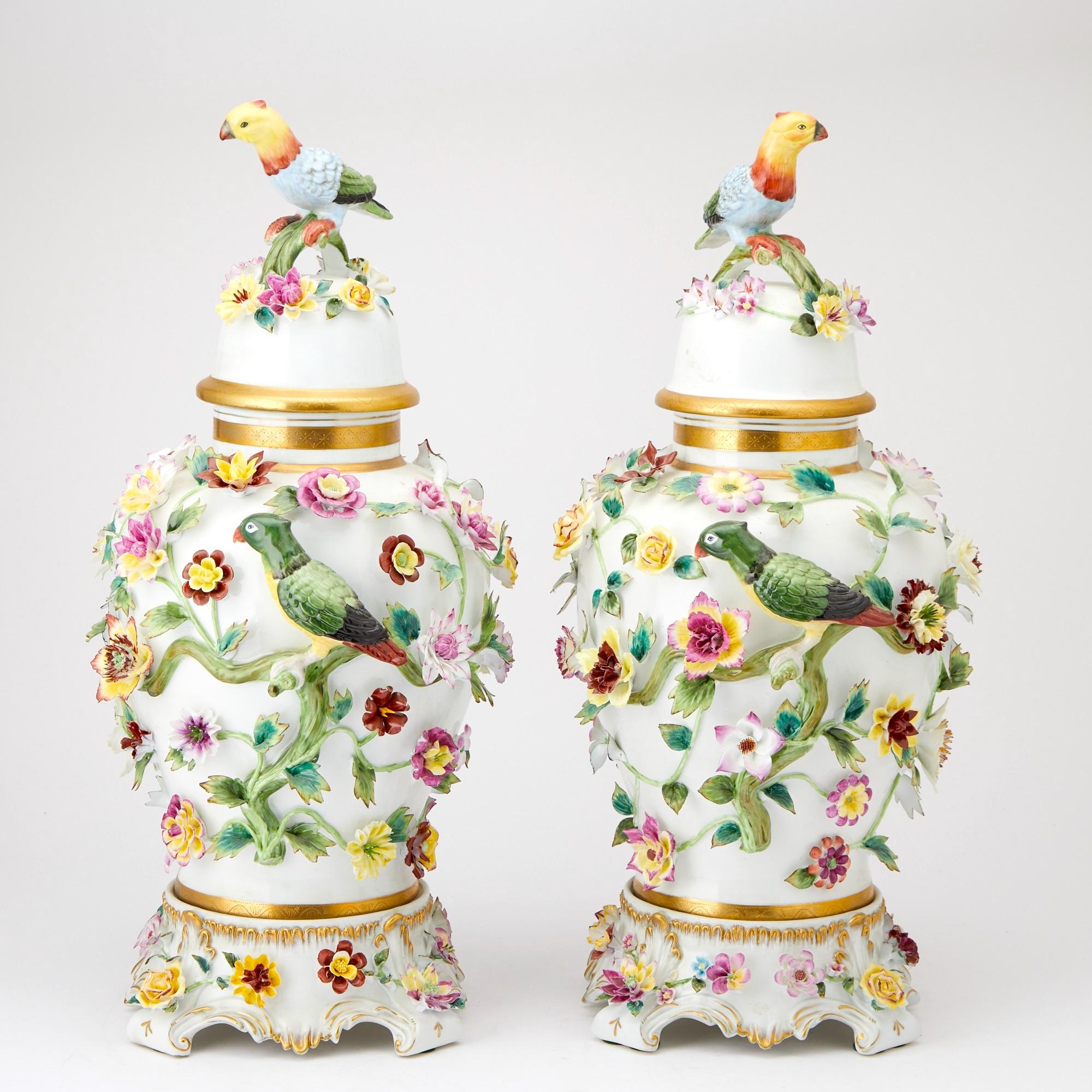 Este magnífico par de jarrones antiguos cubiertos, que datan del siglo XIX, de la época de Napoleón III, muestran la elegancia y el arte característicos de esta época emblemática. Fabricadas en porcelana fina, cada urna está adornada con intrincados