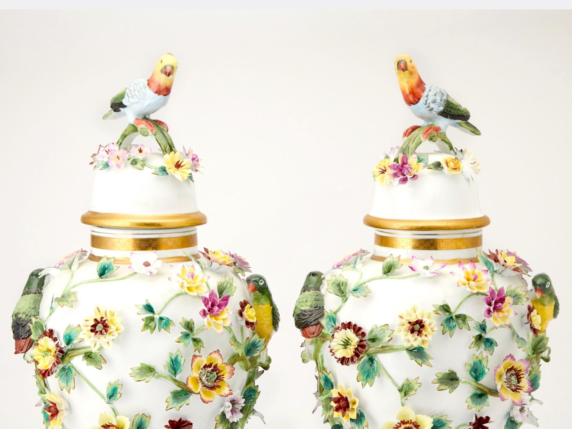 Magnífica Pareja de Jarrones Cubiertos de Porcelana de la Época de Napoleón III/ Siglo XIX. Alemán en venta