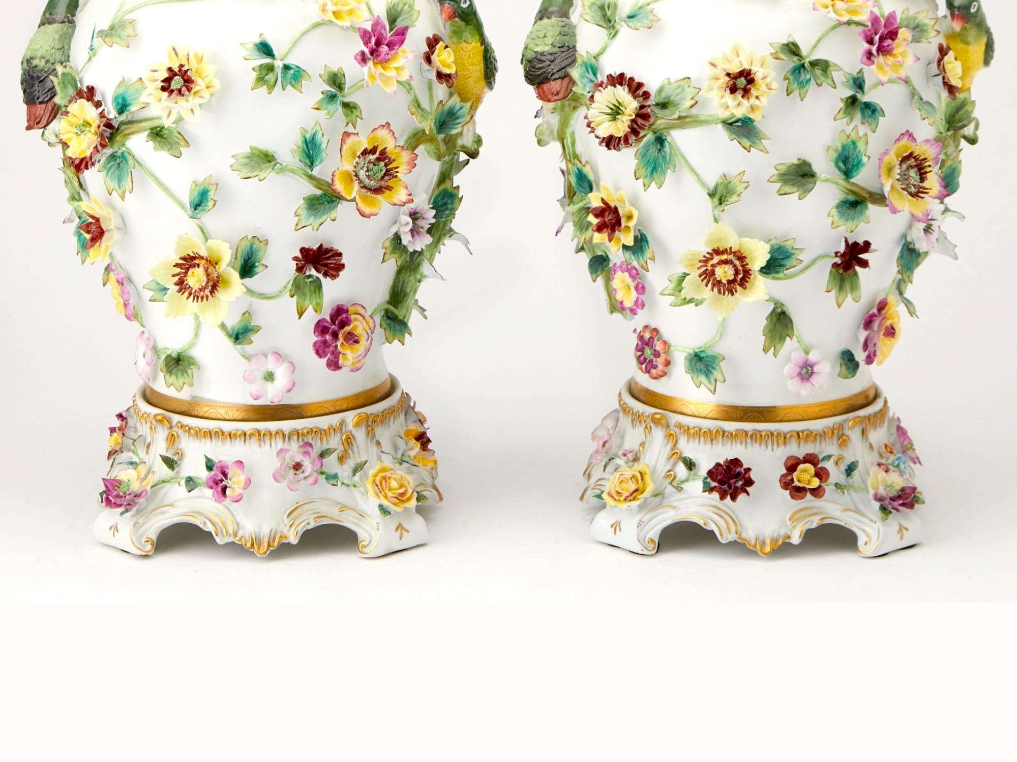 Magnífica Pareja de Jarrones Cubiertos de Porcelana de la Época de Napoleón III/ Siglo XIX. Esmaltado en venta