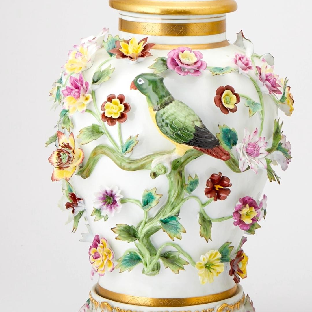 Magnífica Pareja de Jarrones Cubiertos de Porcelana de la Época de Napoleón III/ Siglo XIX. en Bueno estado para la venta en Tarry Town, NY