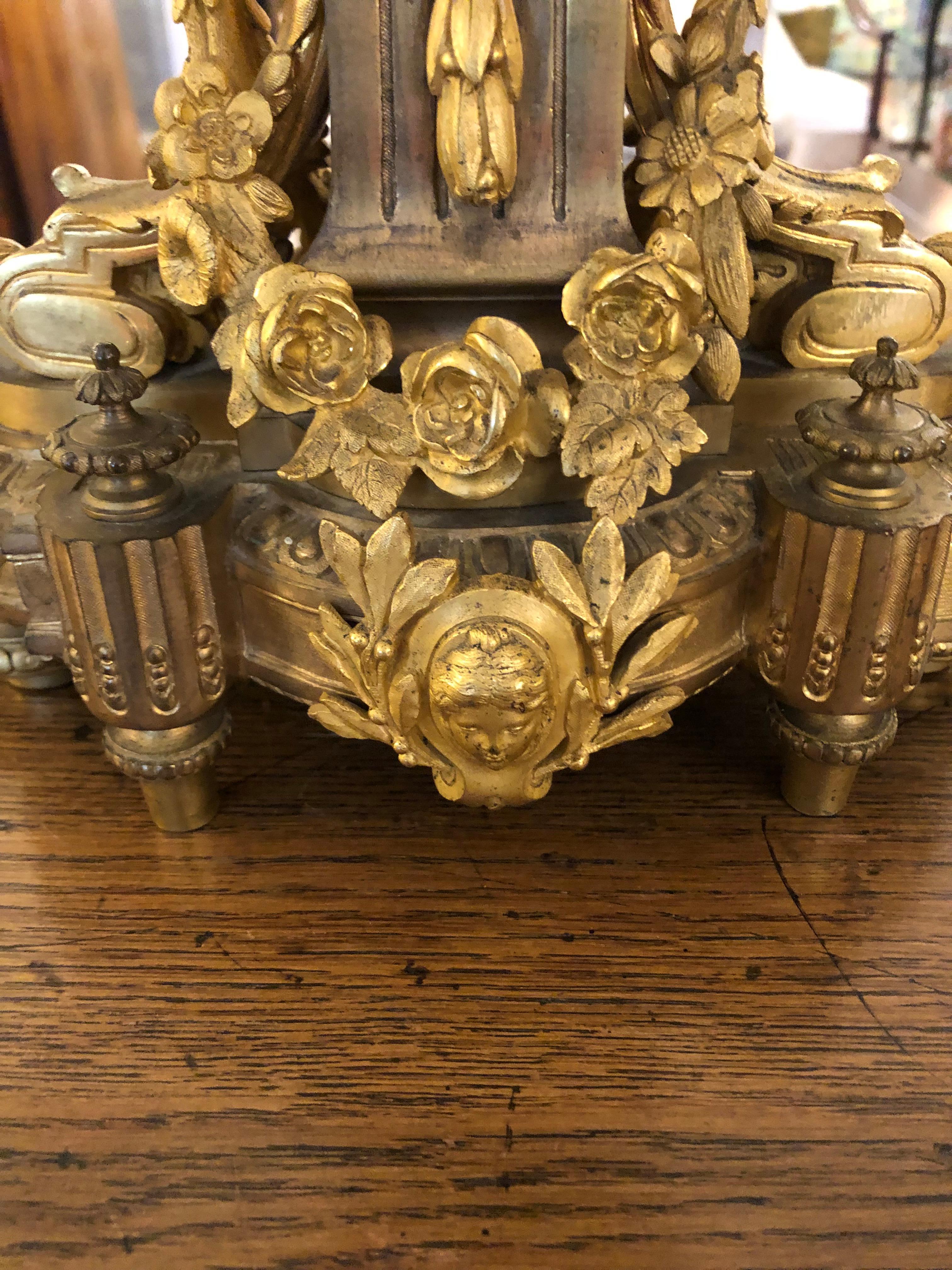 Prächtiges Paar neoklassizistischer Kerzenleuchter aus gegossener und vergoldeter Bronze mit Reliefverzierung im Angebot 3