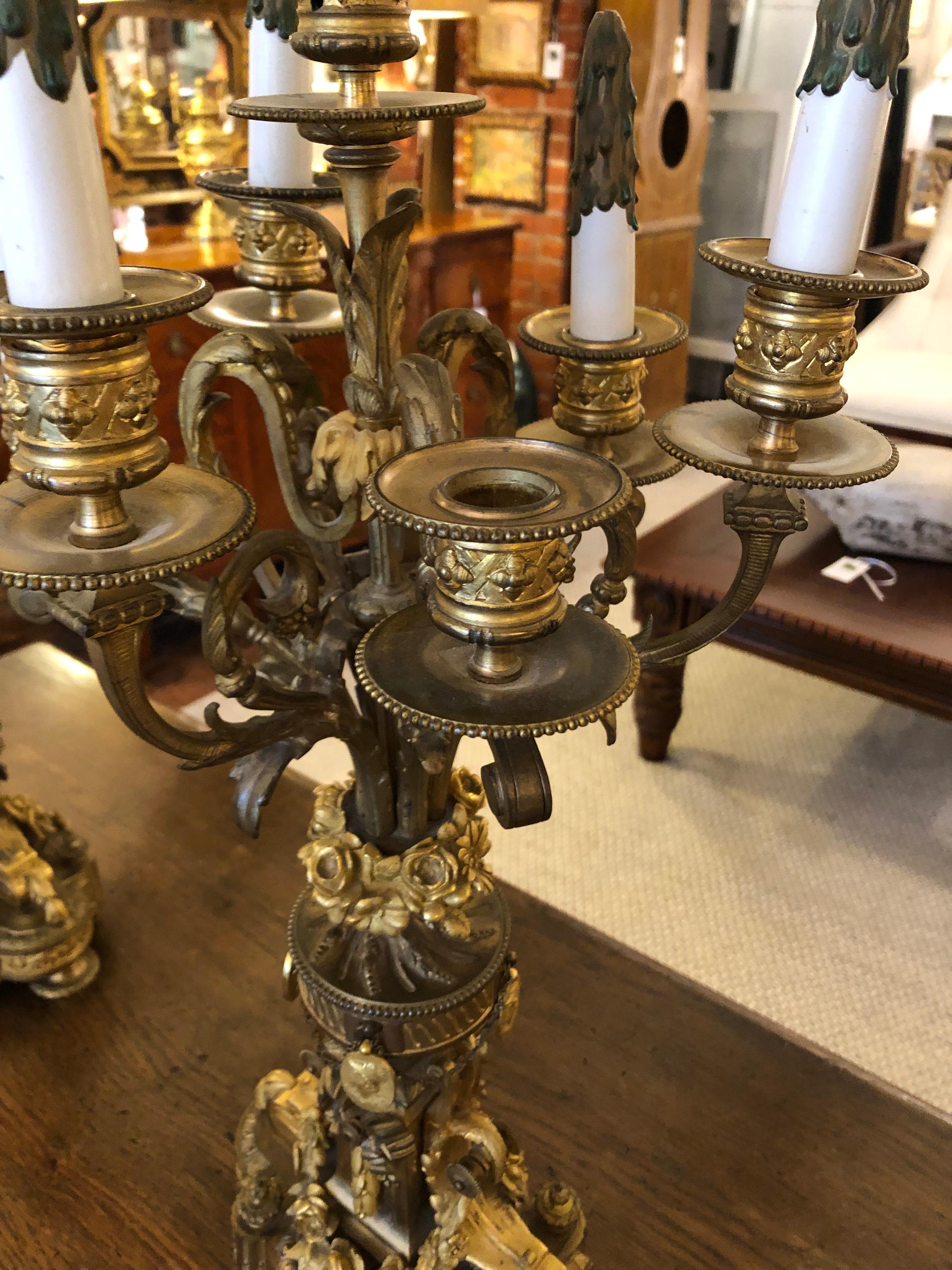 Prächtiges Paar neoklassizistischer Kerzenleuchter aus gegossener und vergoldeter Bronze mit Reliefverzierung im Angebot 4