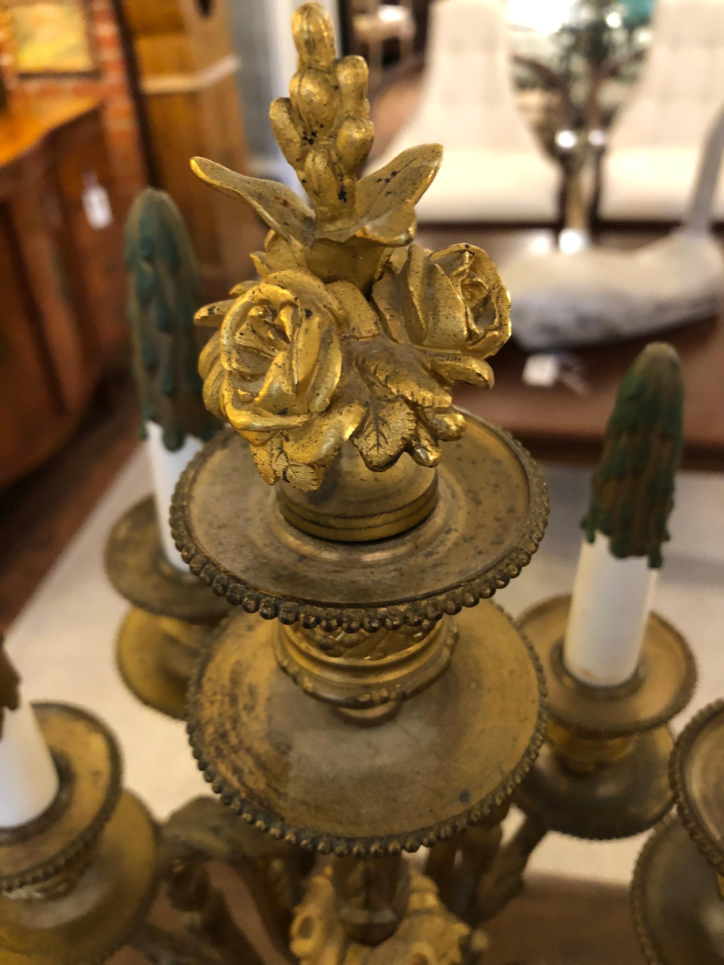 Prächtiges Paar neoklassizistischer Kerzenleuchter aus gegossener und vergoldeter Bronze mit Reliefverzierung im Angebot 5