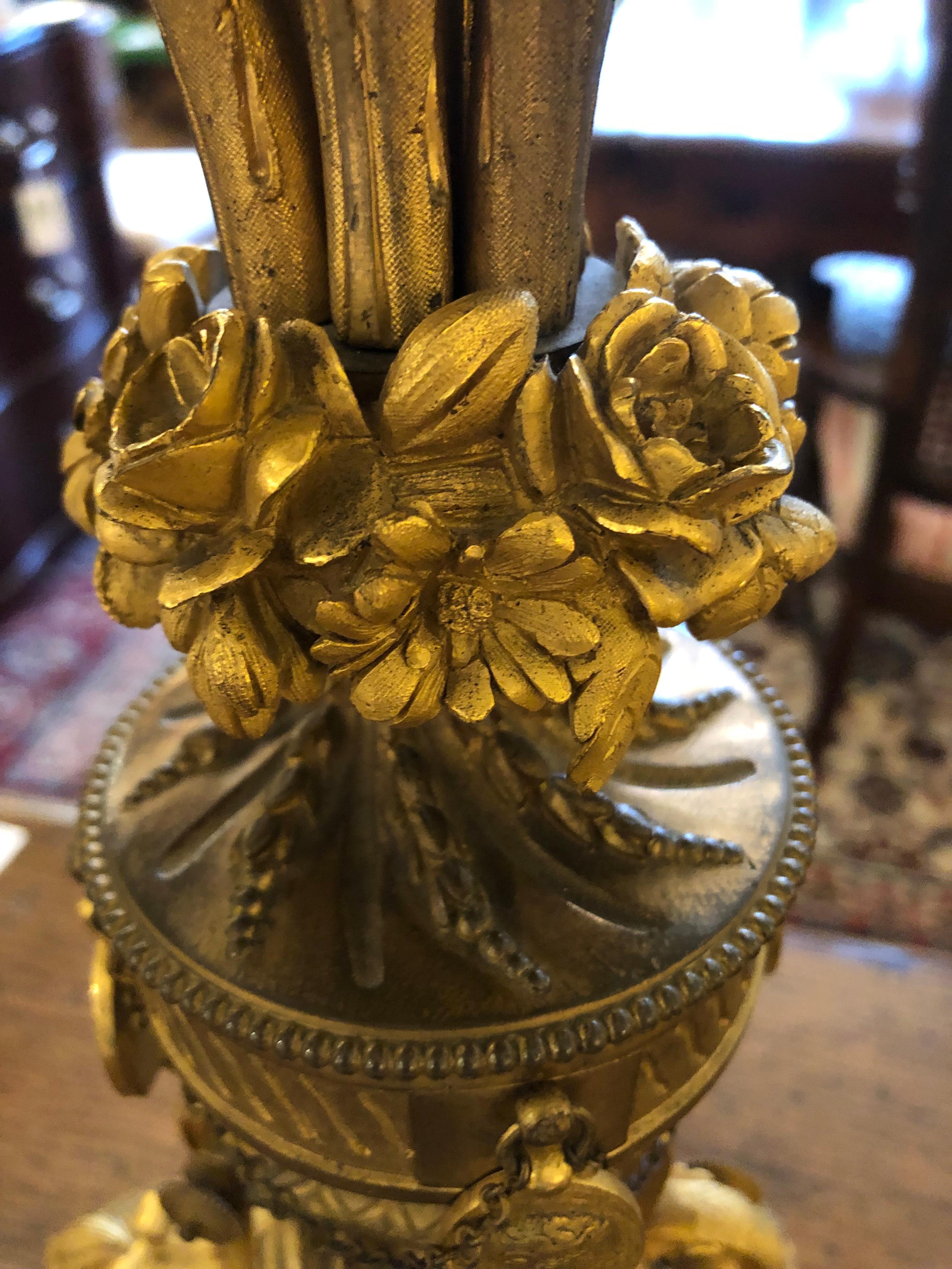 Prächtiges Paar neoklassizistischer Kerzenleuchter aus gegossener und vergoldeter Bronze mit Reliefverzierung im Angebot 6