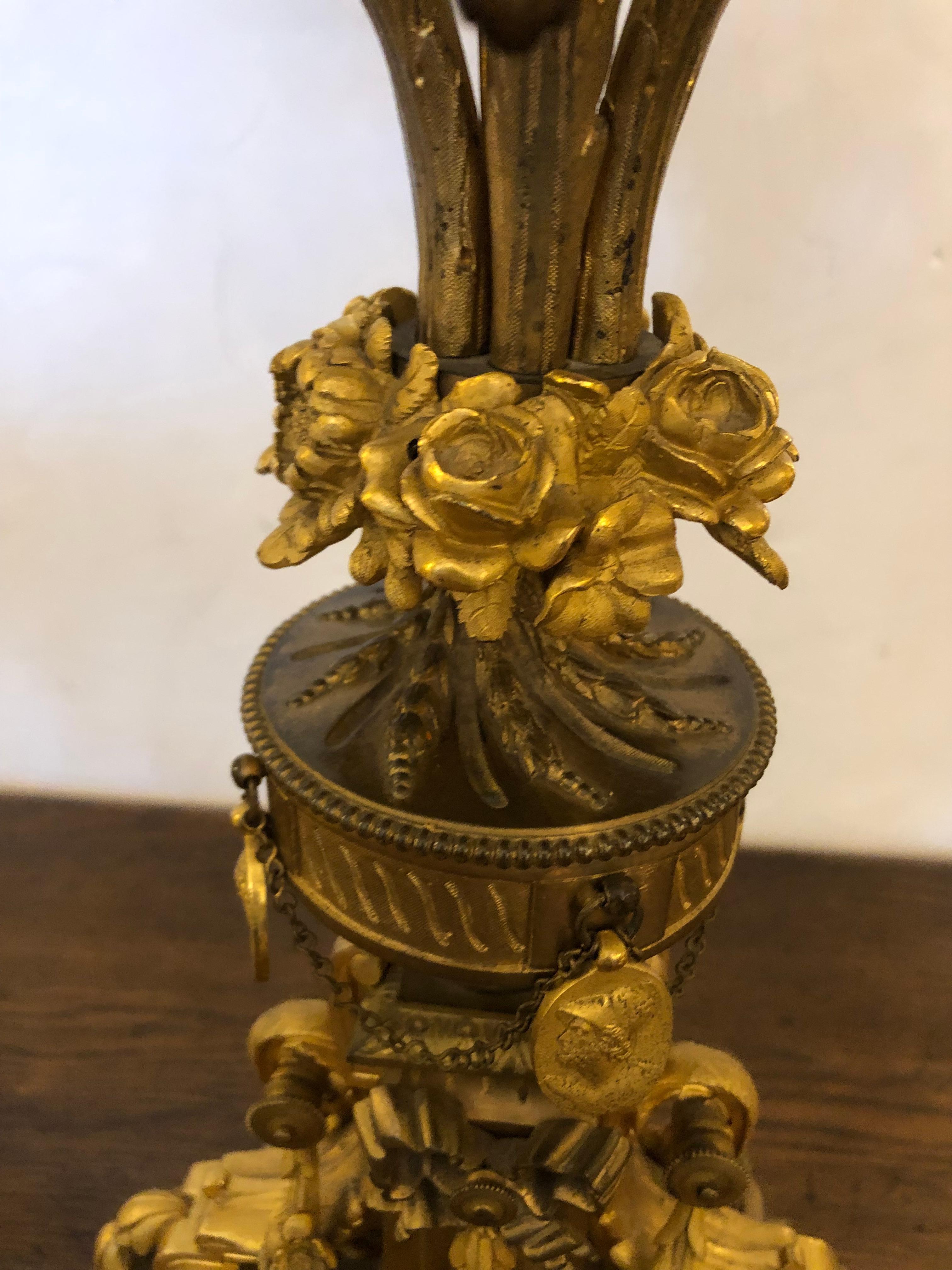 Prächtiges Paar neoklassizistischer Kerzenleuchter aus gegossener und vergoldeter Bronze mit Reliefverzierung im Angebot 7