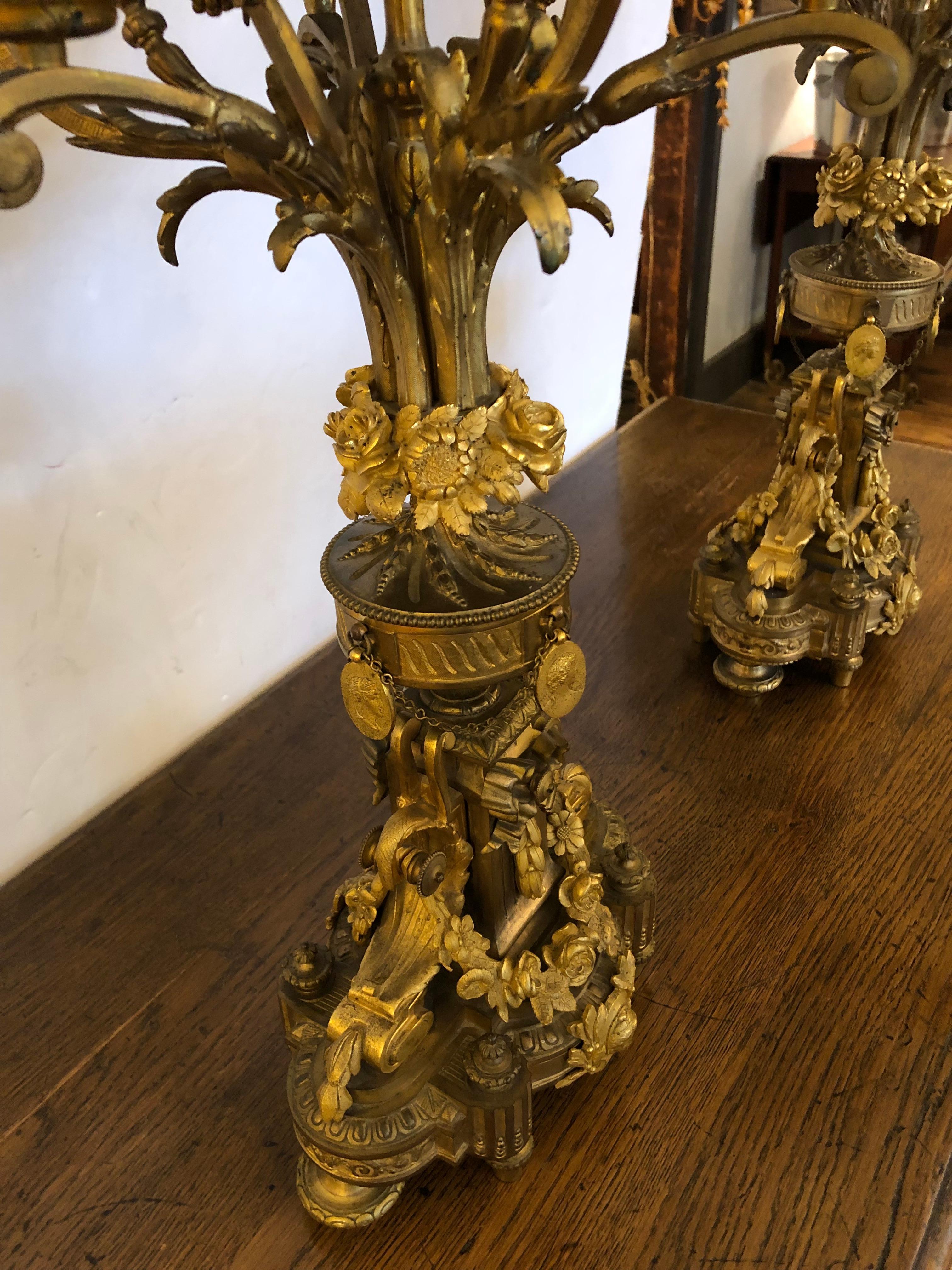 Prächtiges Paar neoklassizistischer Kerzenleuchter aus gegossener und vergoldeter Bronze mit Reliefverzierung im Angebot 8