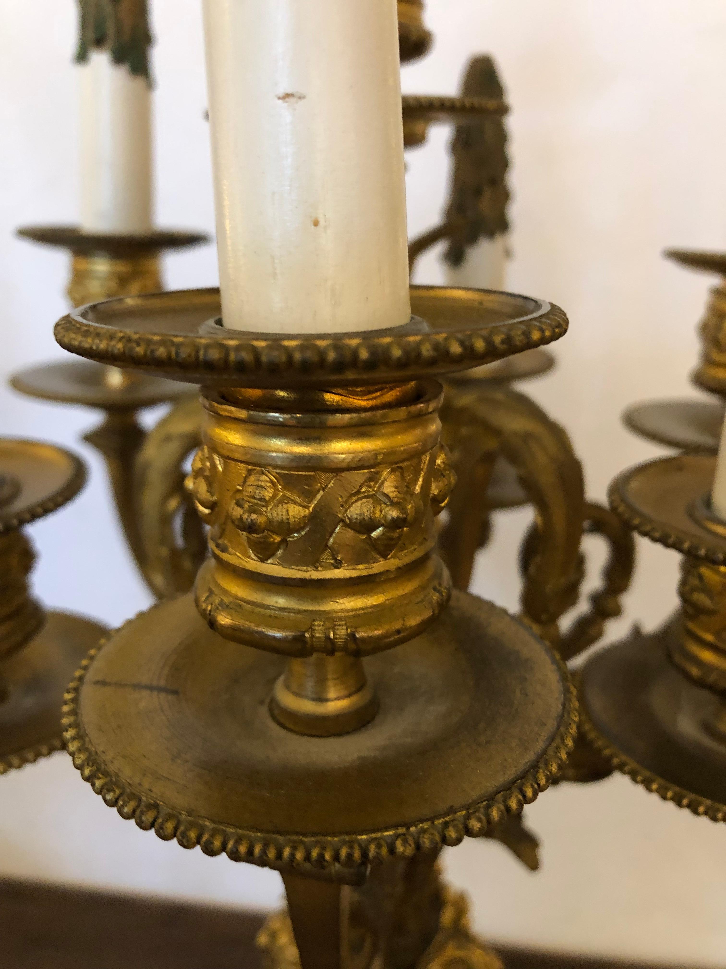 Magnifica coppia di candelabri ornati neoclassici in fusione e bronzo dorato in vendita 8