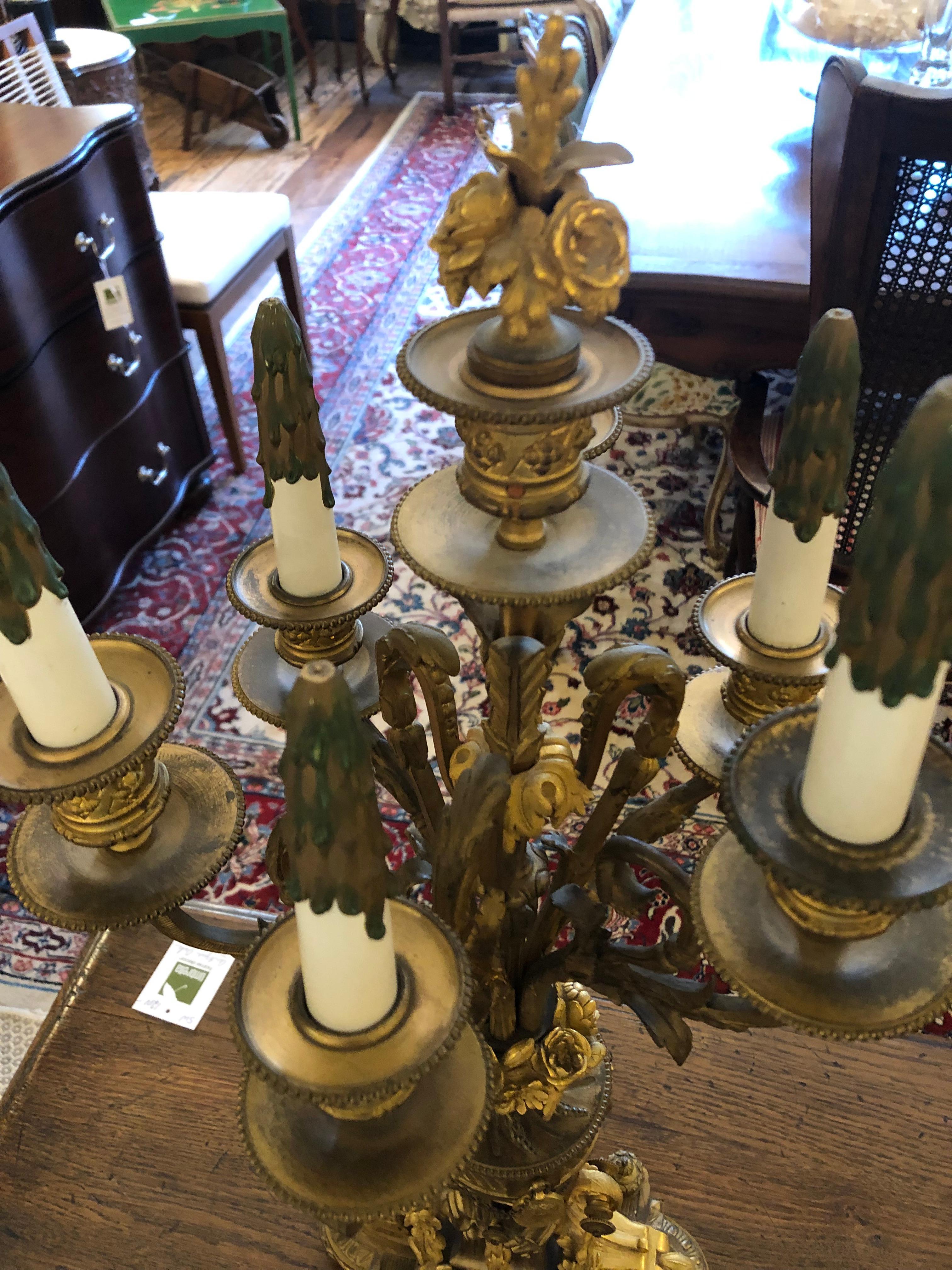 Prächtiges Paar neoklassizistischer Kerzenleuchter aus gegossener und vergoldeter Bronze mit Reliefverzierung (Gegossen) im Angebot