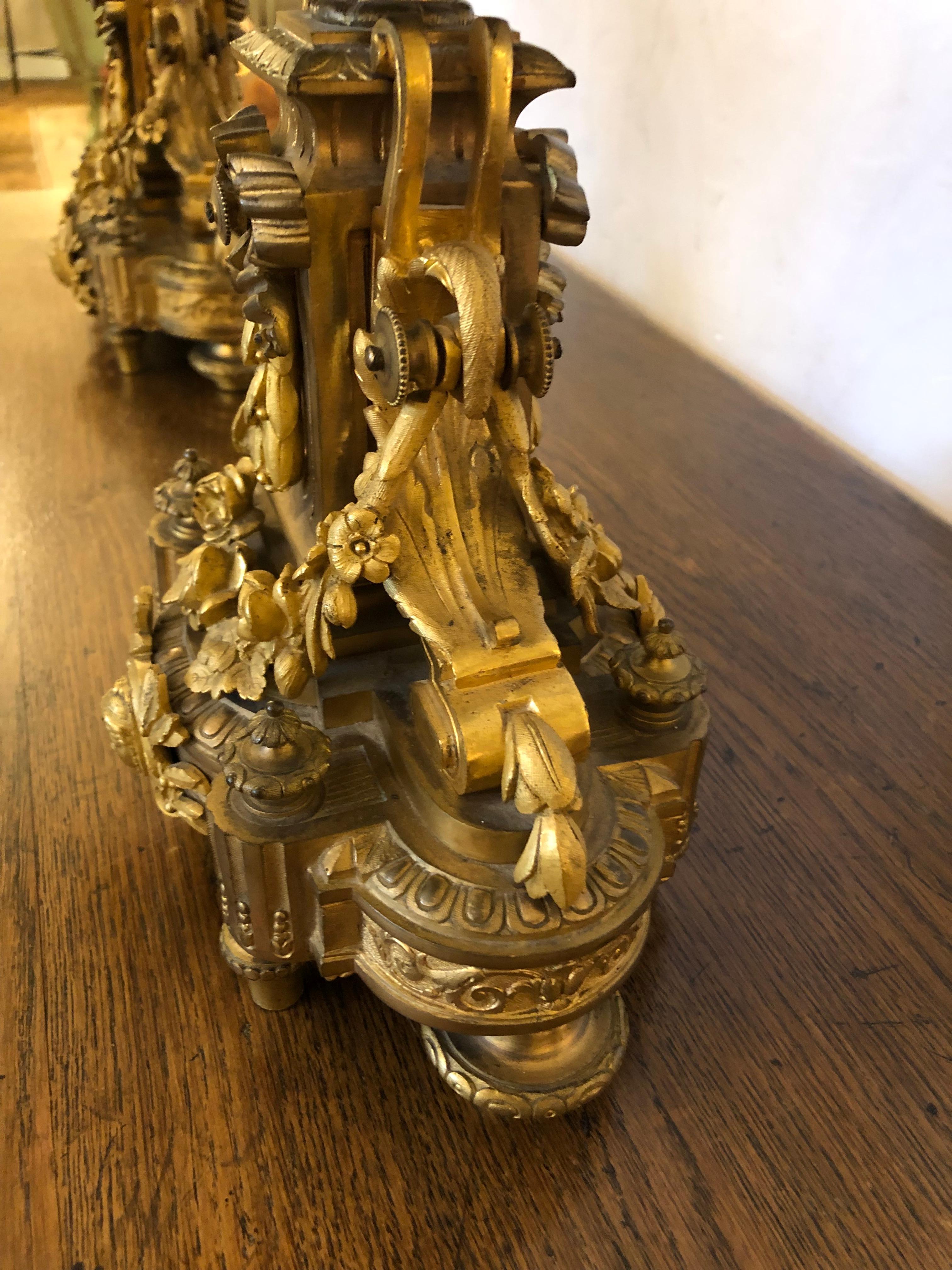 Prächtiges Paar neoklassizistischer Kerzenleuchter aus gegossener und vergoldeter Bronze mit Reliefverzierung im Zustand „Gut“ im Angebot in Hopewell, NJ