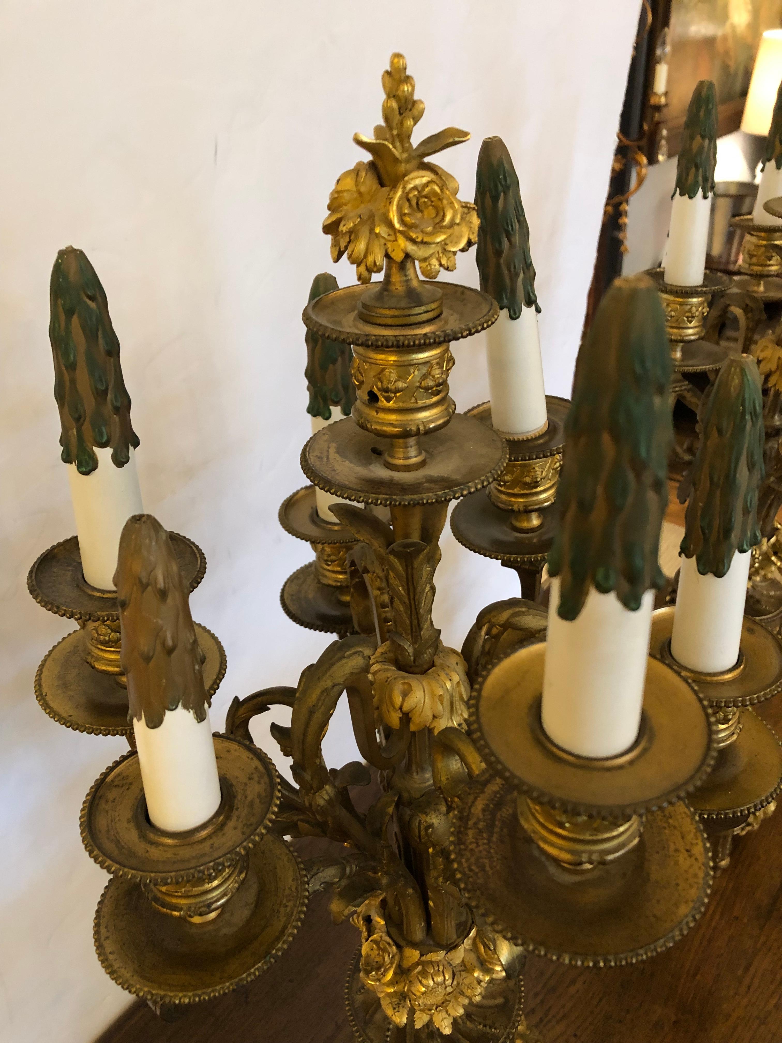 Prächtiges Paar neoklassizistischer Kerzenleuchter aus gegossener und vergoldeter Bronze mit Reliefverzierung (20. Jahrhundert) im Angebot