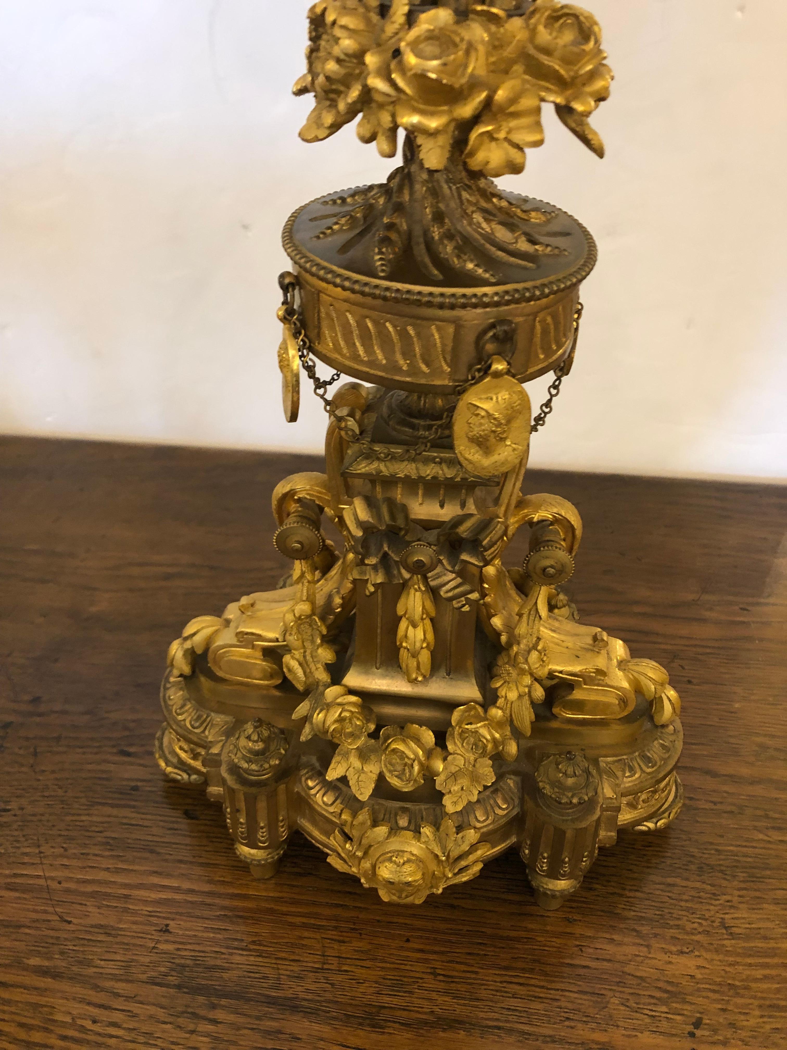 Prächtiges Paar neoklassizistischer Kerzenleuchter aus gegossener und vergoldeter Bronze mit Reliefverzierung im Angebot 1
