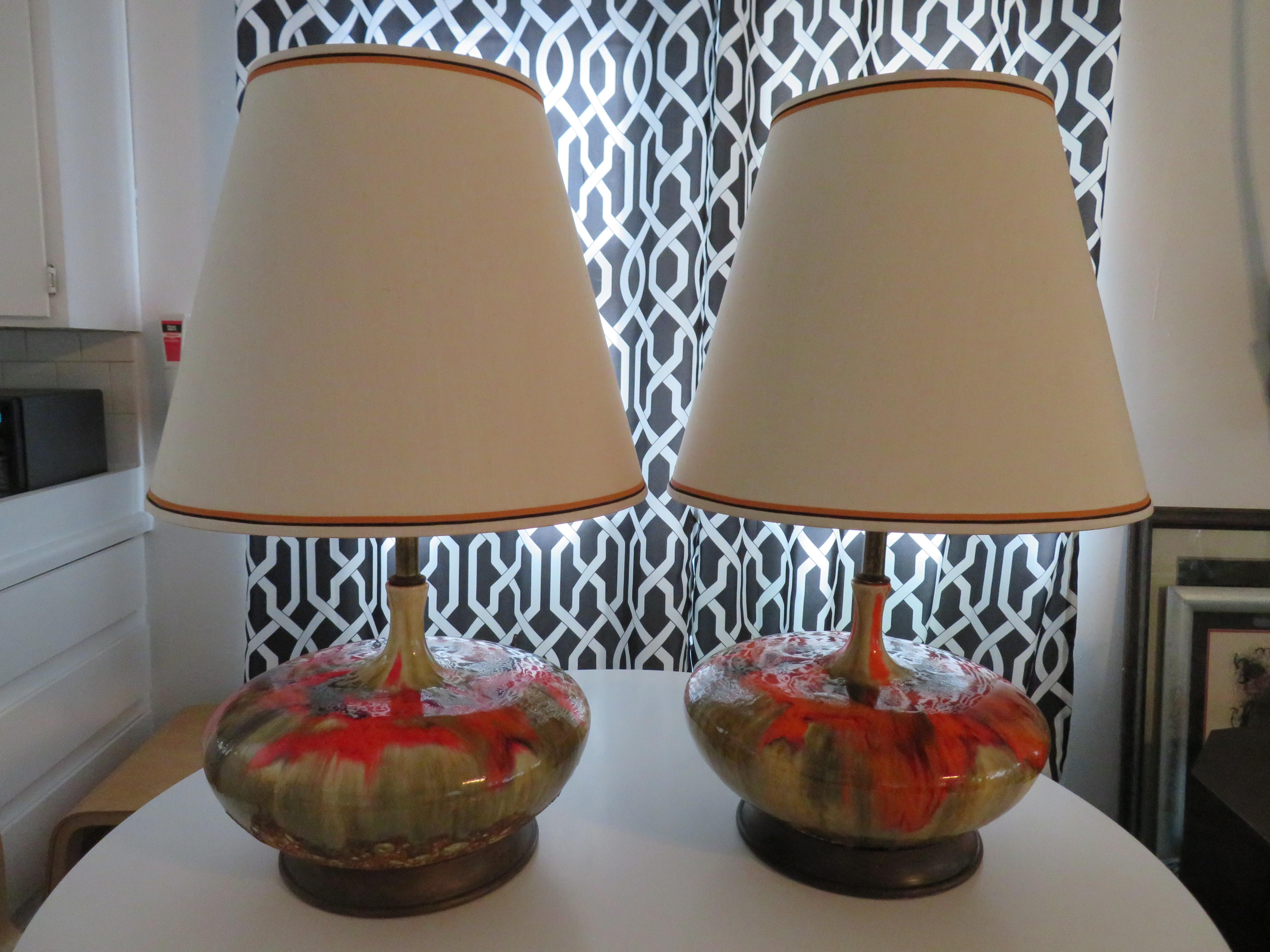 Magnifique paire de lampes squatty orange surdimensionnées de style danois Lava Drip Glaze Moderne en vente 8