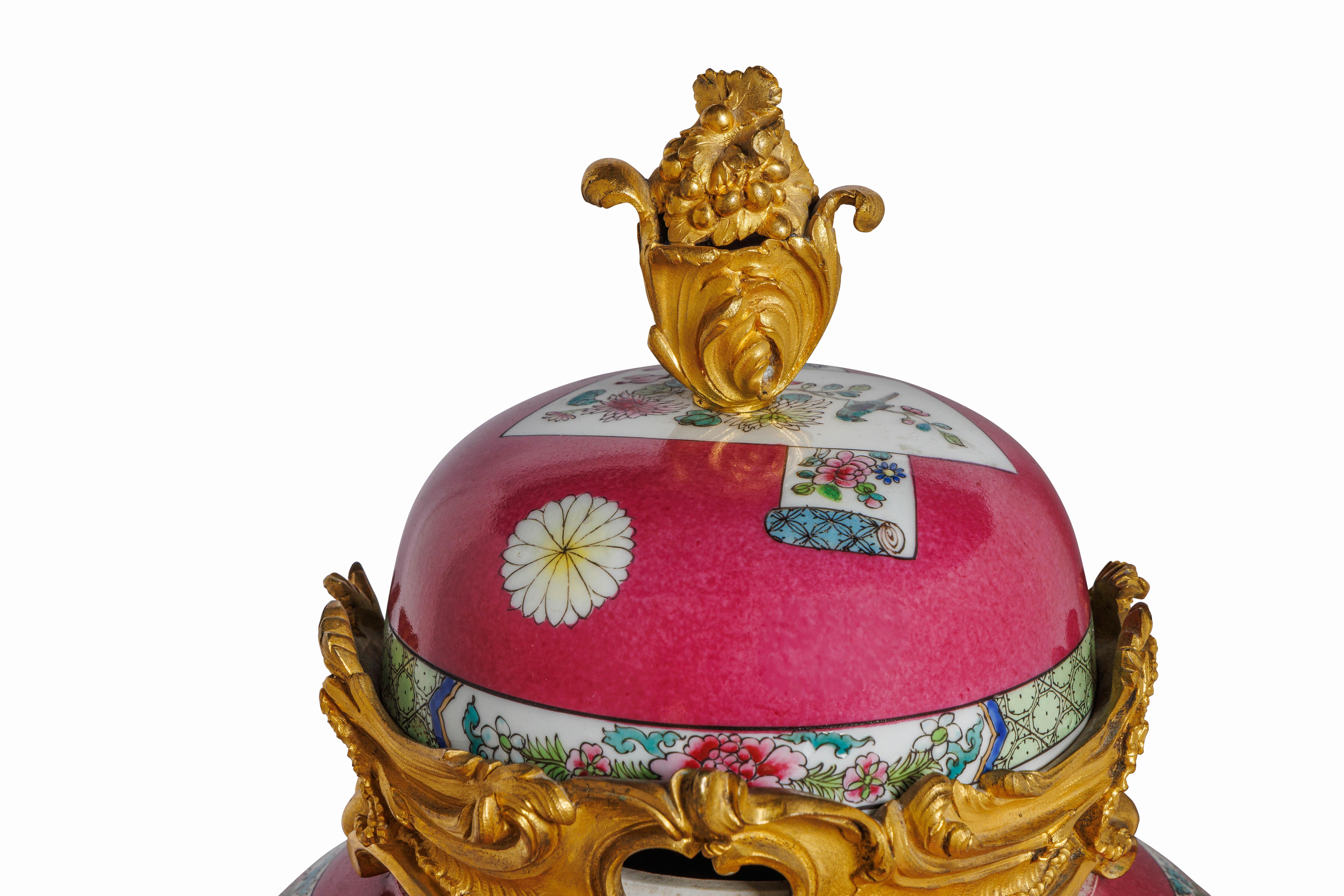 Magnifique paire de vases en porcelaine chinoise rose montés en bronze doré en vente 3