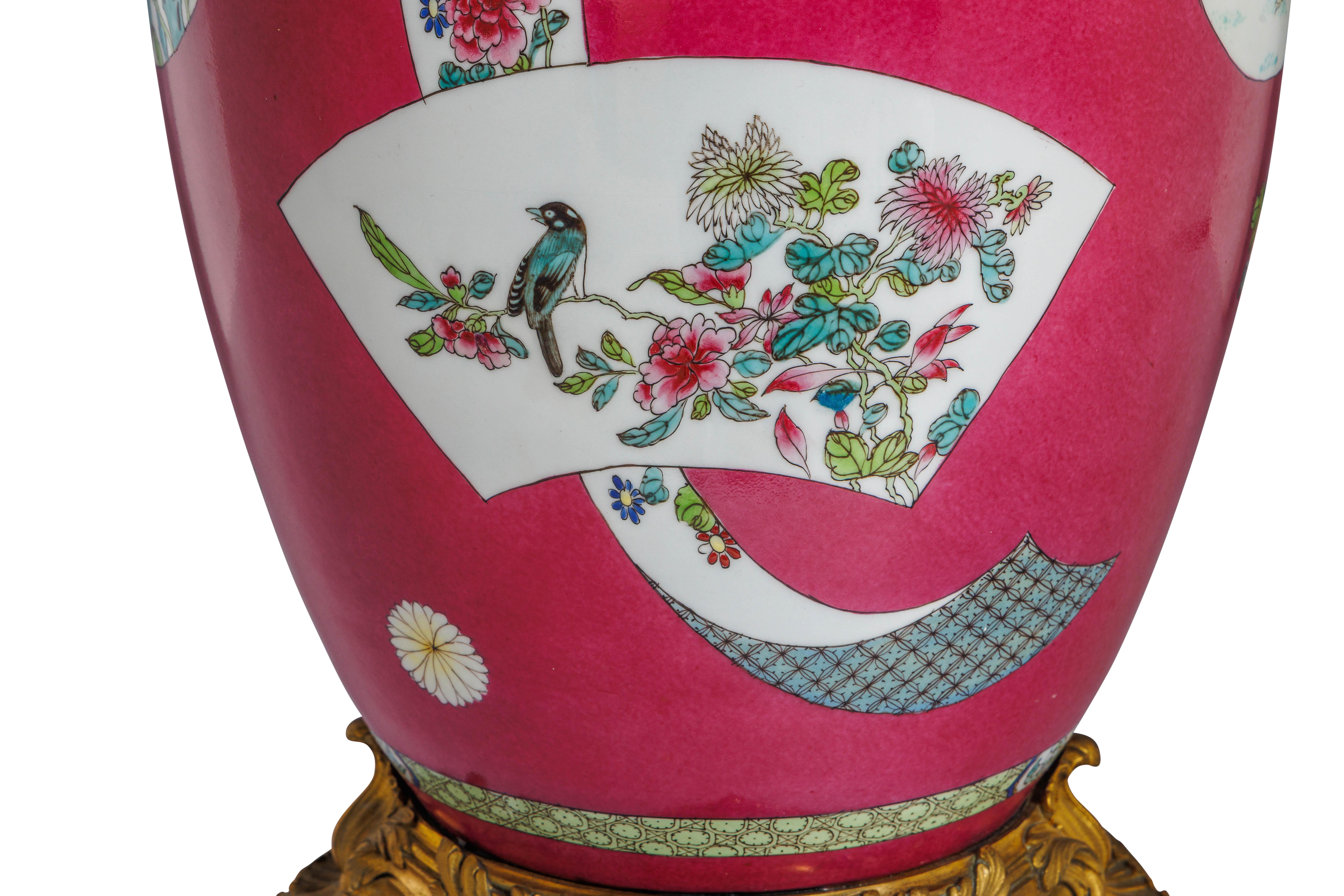 Magnifique paire de vases en porcelaine chinoise rose montés en bronze doré en vente 4